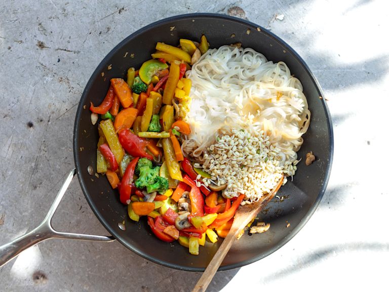Schritt 6:  Nudeln und Sojasprossen für Veganes Chop Suey hinzufügen  Schritt 6:  Nudeln und Sojasprossen für Veganes Chop Suey hinzufügen
