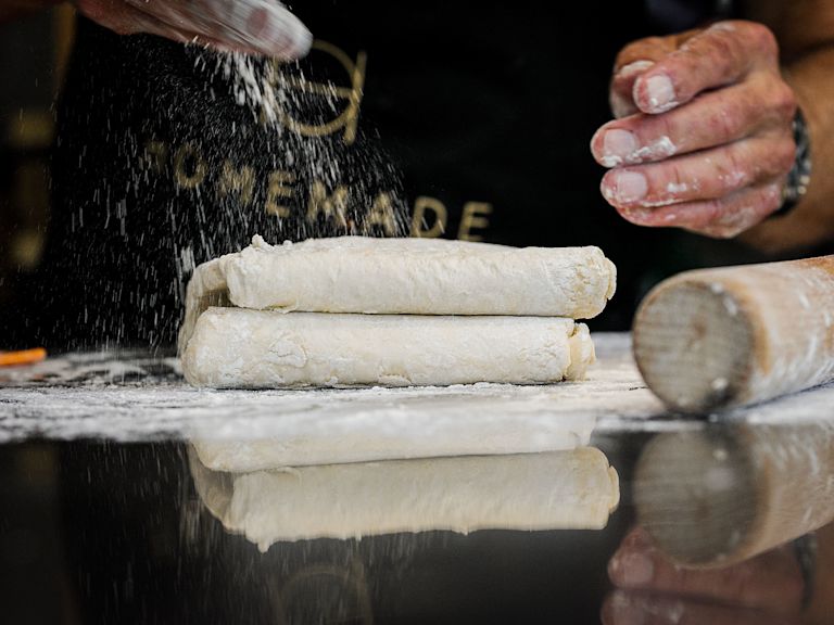 Schritt 3: Teig in die entgegengesetzte Richtung ausrollen Schritt 3: Teig in die entgegengesetzte Richtung ausrollen