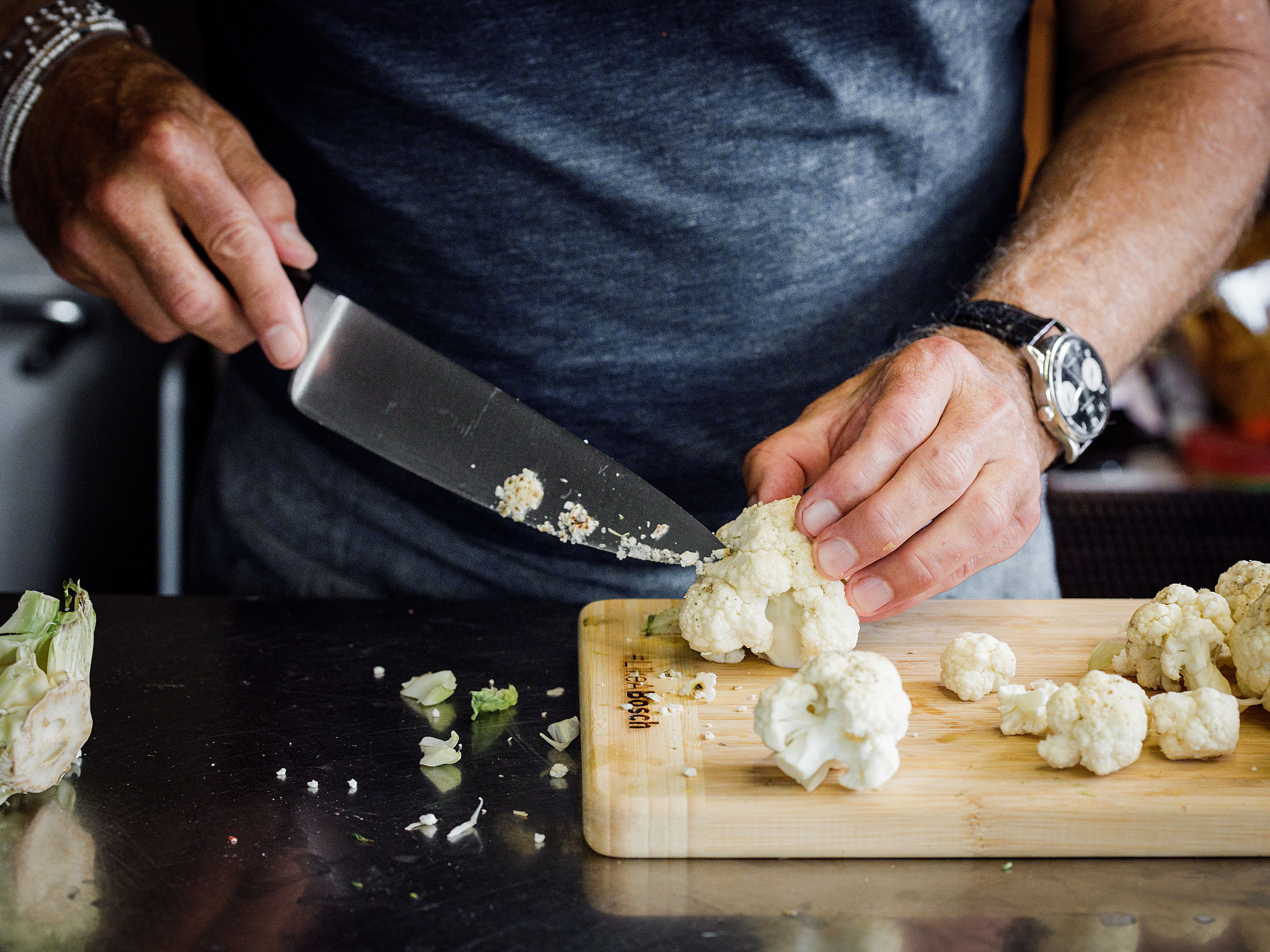 1. Schritt: Den Blumenkohl für das Blumenkohl-Couscous in Röschen schneiden.