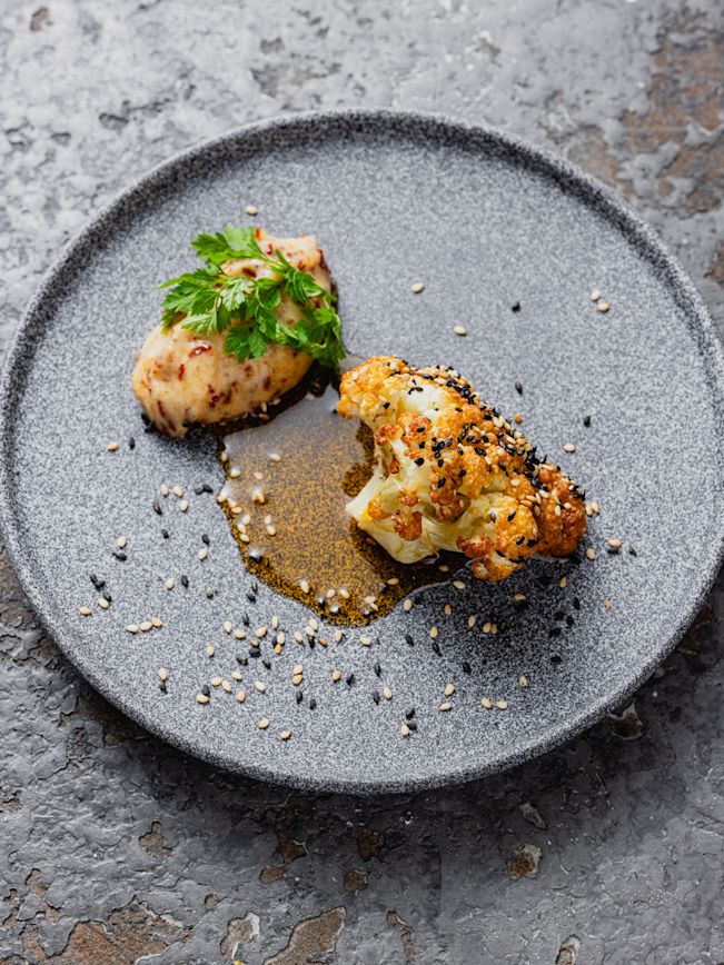 Knuspriger Blumenkohl mit Mole-Mayonnaise Rezept Knuspriger Blumenkohl mit Mole-Mayonnaise Rezept