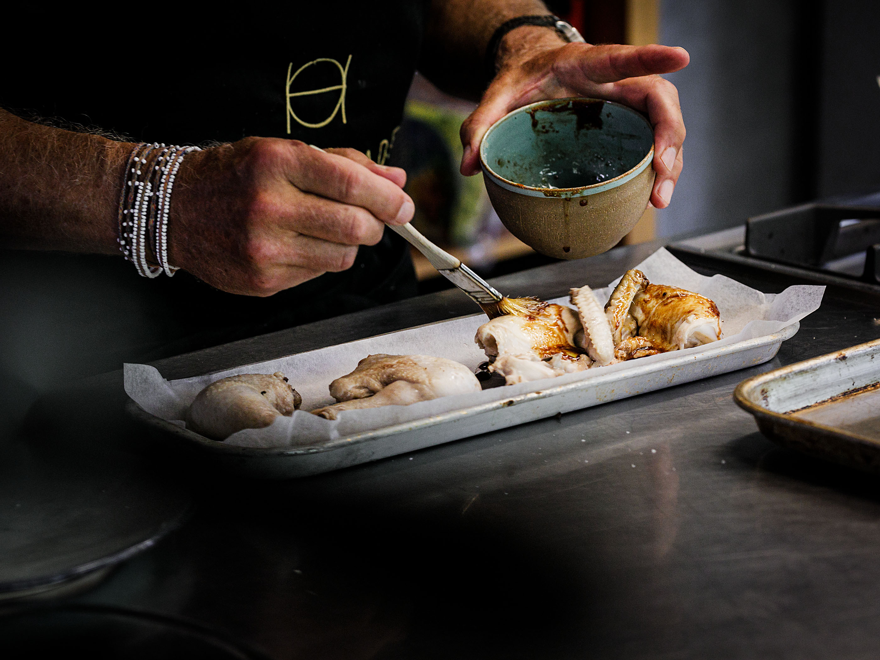Schritt 3: Huhn für Wassermelonen-Salat mit glasiertem Huhn im Dampf garen und marinieren .   