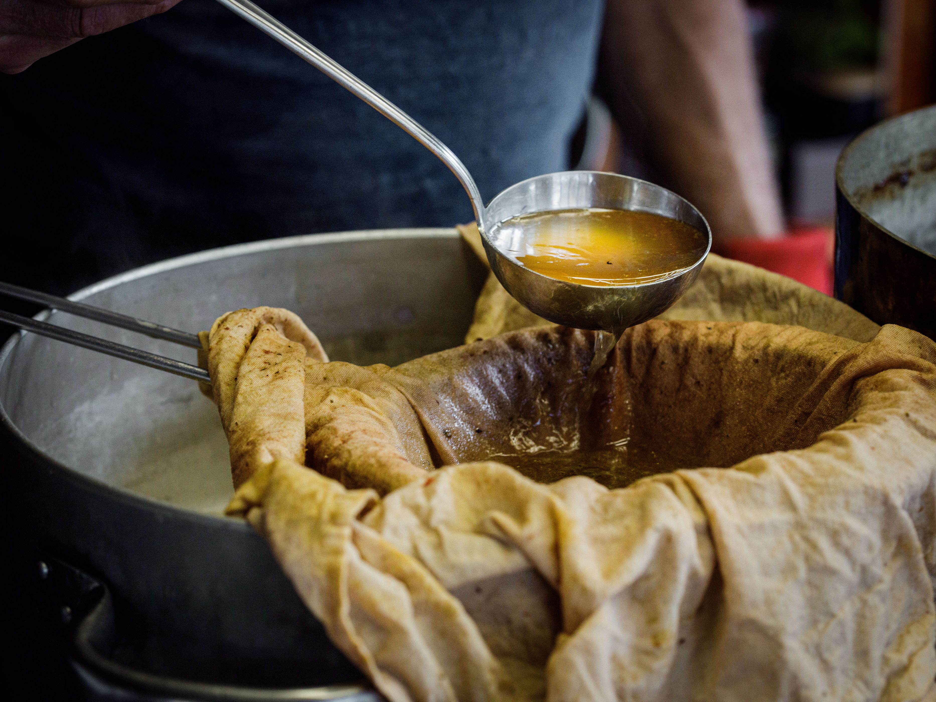 Schritt 3:  Geflügelbouillon absieben und abschmecken.