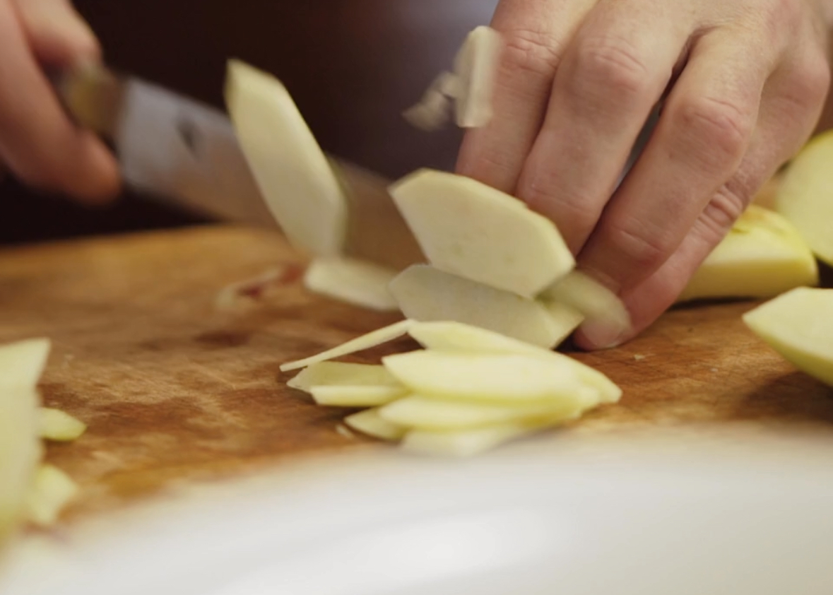 Schritt 2: Nuss-Amaretti-Crunch für Crunchy Apfel-Birnen-Tarte mit Amaretti zubereiten  