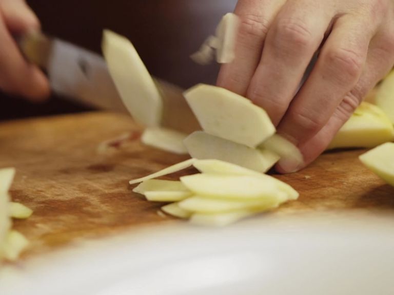 Schritt 2: Nuss-Amaretti-Crunch für Crunchy Apfel-Birnen-Tarte mit Amaretti zubereiten   Schritt 2: Nuss-Amaretti-Crunch für Crunchy Apfel-Birnen-Tarte mit Amaretti zubereiten
