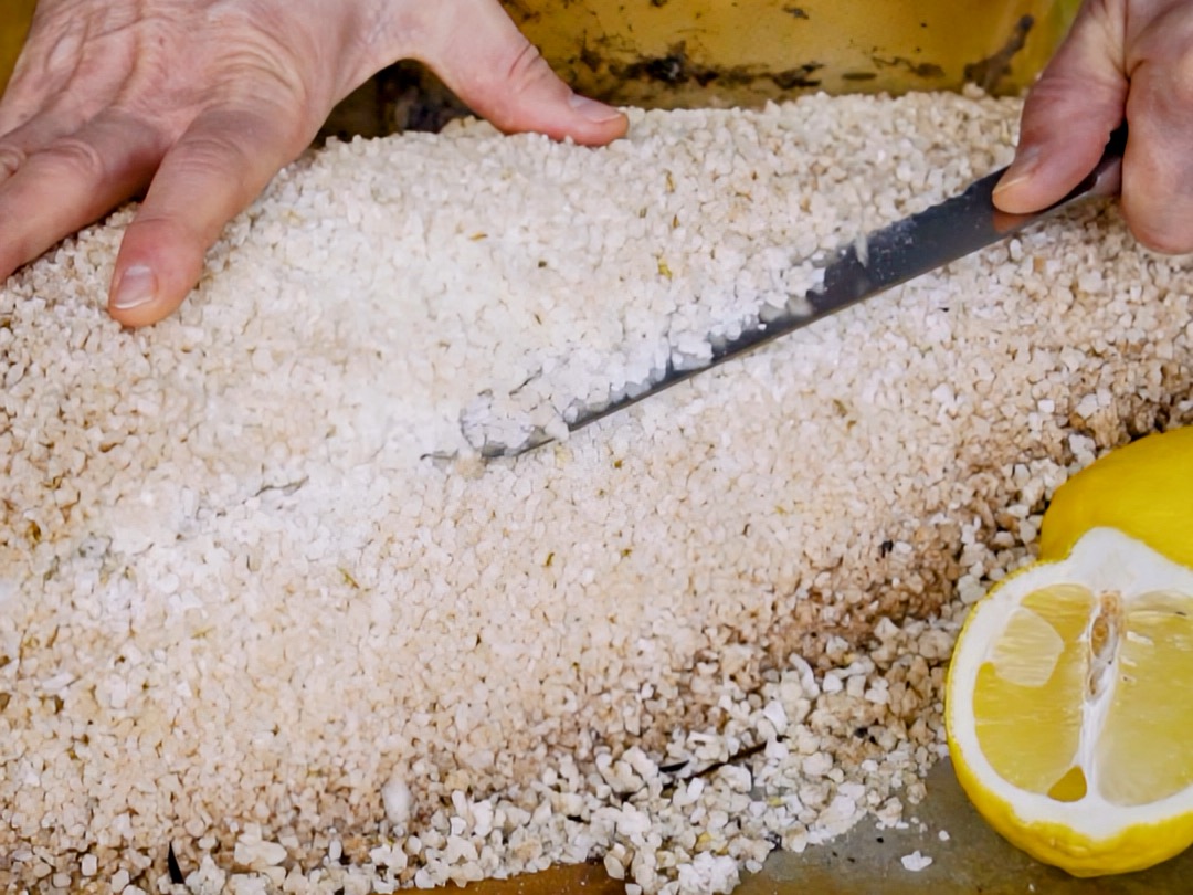 Schritt 4:  Fisch in Salzkruste anrichten und servieren