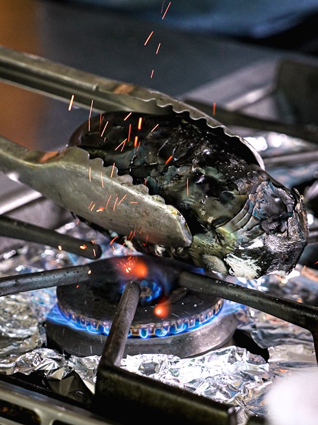 How To: So röstest du eine Aubergine richtig. How To: So röstest du eine Aubergine richtig.