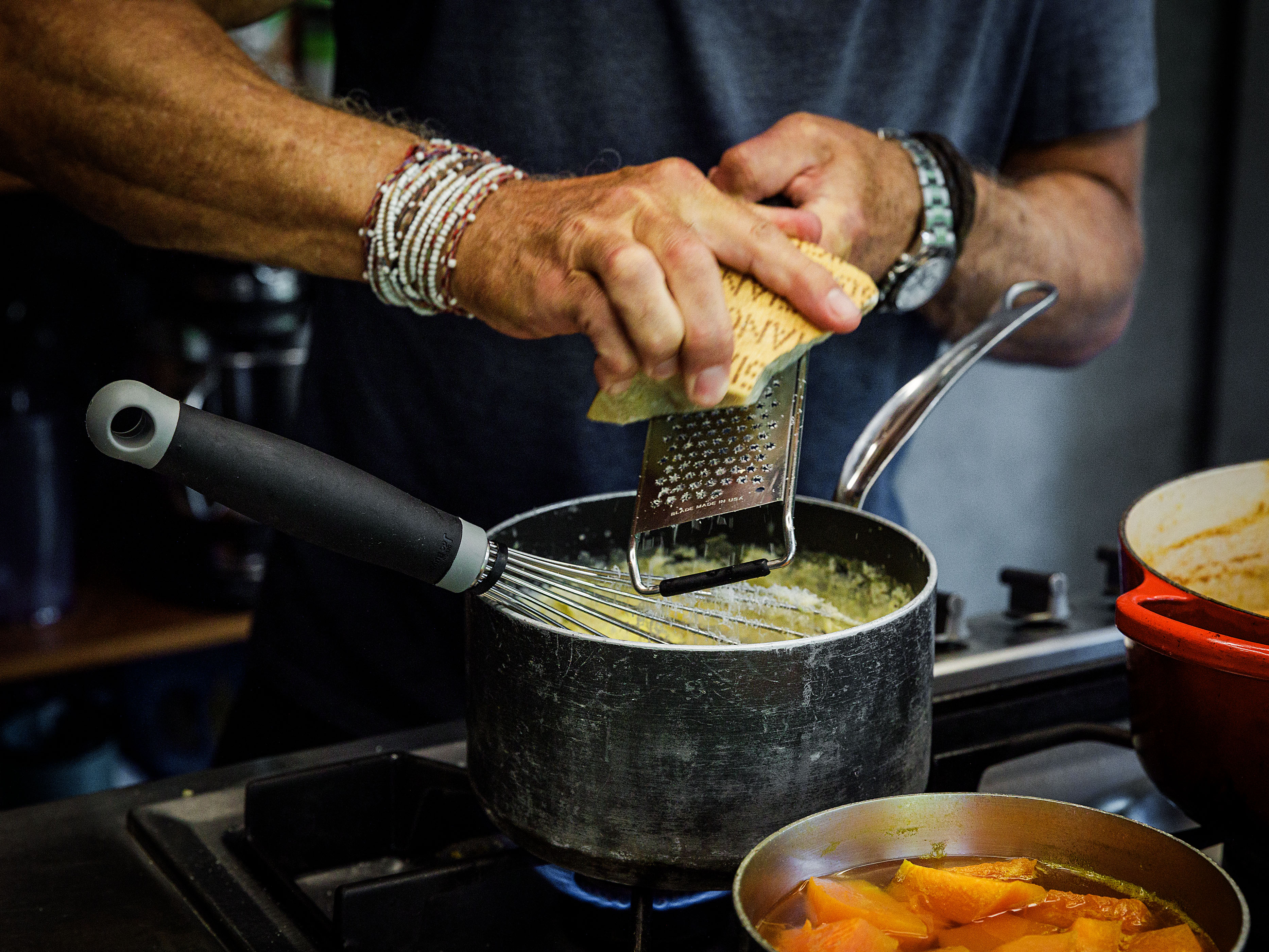 Schritt 2: Polenta für Polenta mit Röstkürbis, Speck und Mandeln zubereiten  