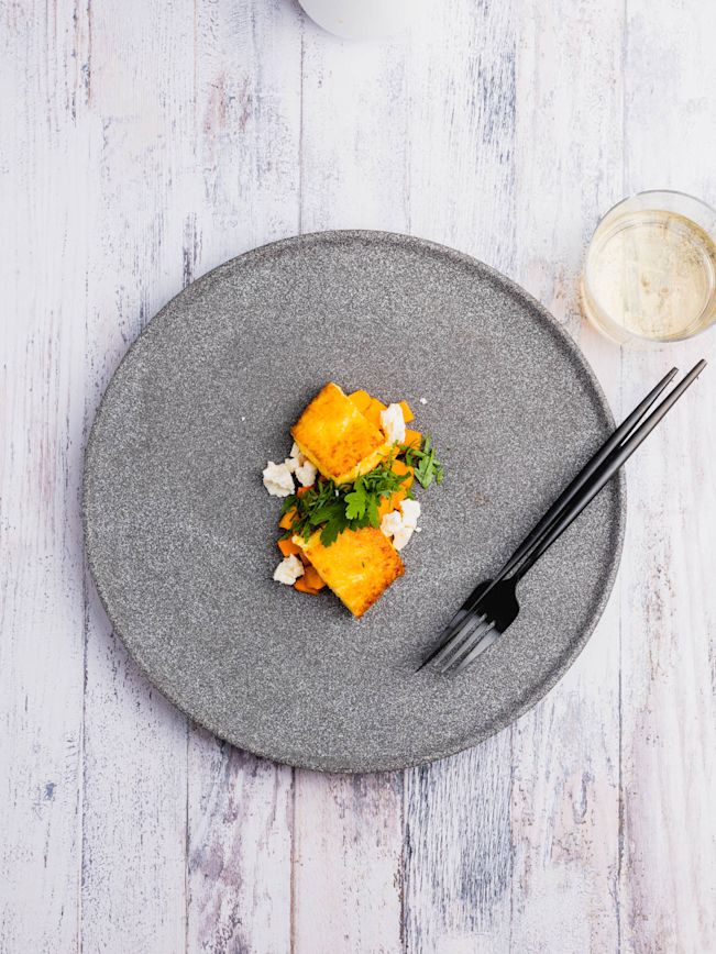 Polenta-Taler mit geröstetem Kürbis und Feta Rezept Polenta-Taler mit geröstetem Kürbis und Feta Rezept