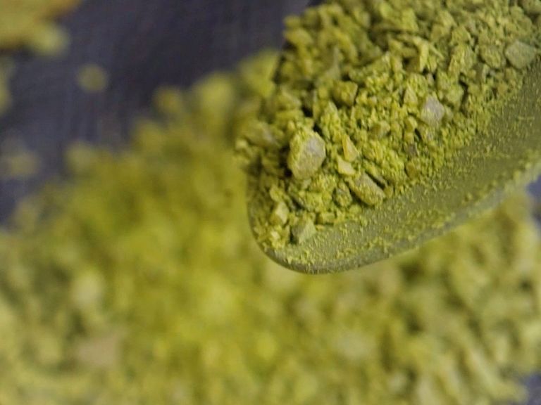 Schritt 2: Teig für Matcha-Grüntee-Cake mit Yuzu und Himbeeren zubereiten Schritt 2: Teig für Matcha-Grüntee-Cake mit Yuzu und Himbeeren zubereiten