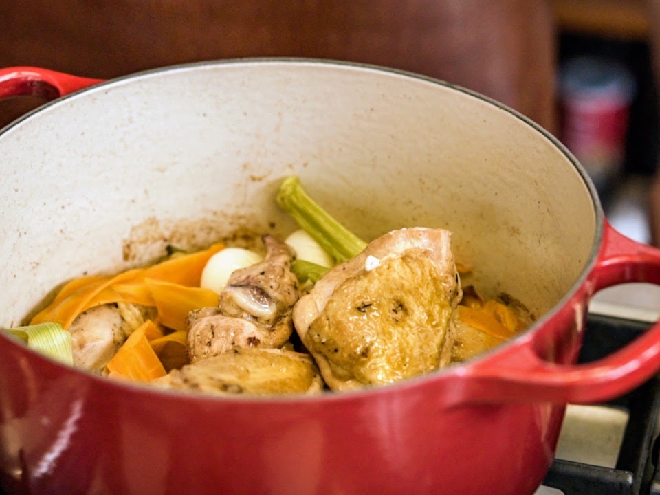 Schritt 3: Zubereitung der Tomatensauce und Fertigstellung des Poulets à l’Estragon 