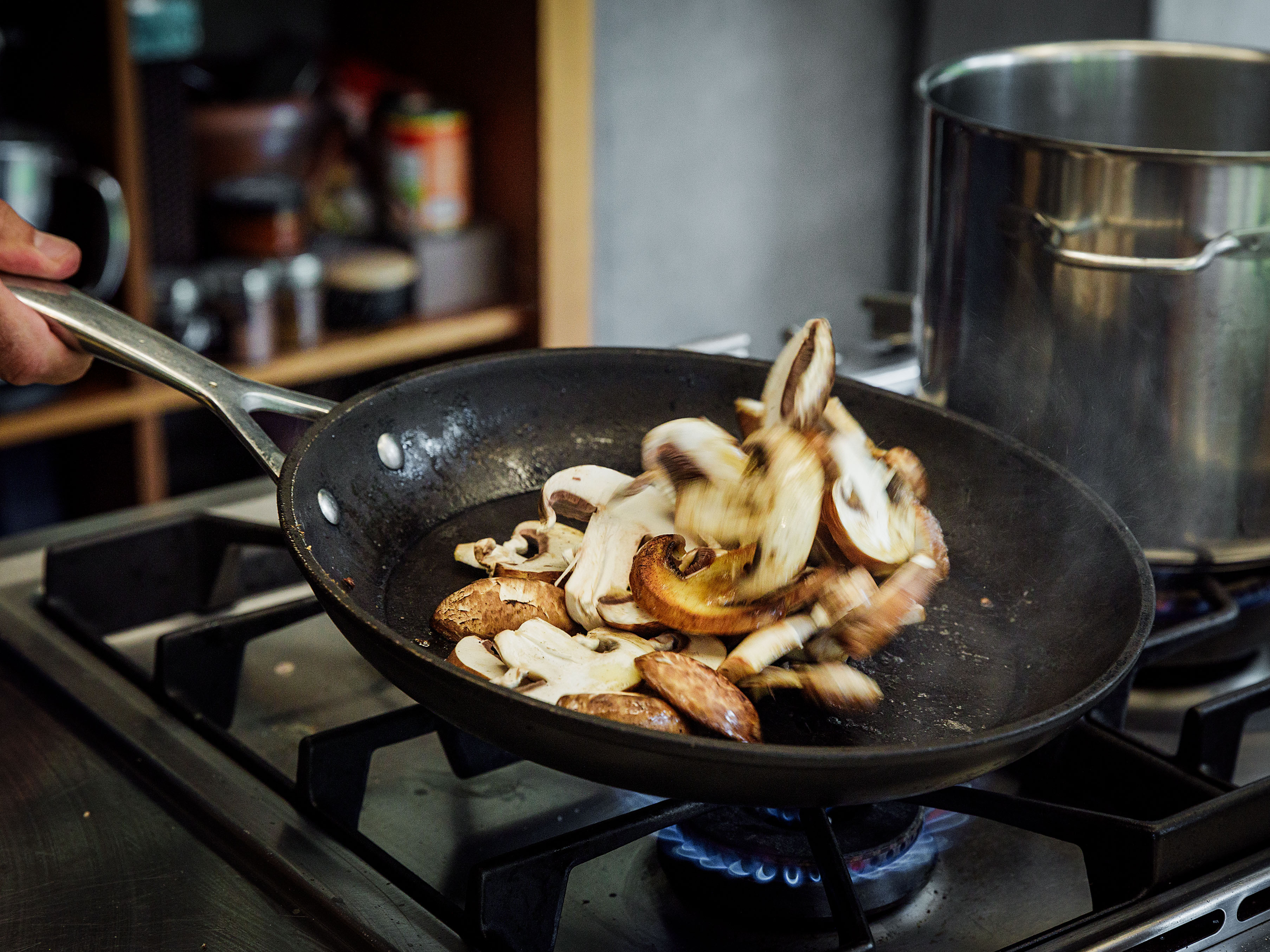 Schritt 2: Die Butter in einer Pfanne zerlassen und die Pilze darin anbraten