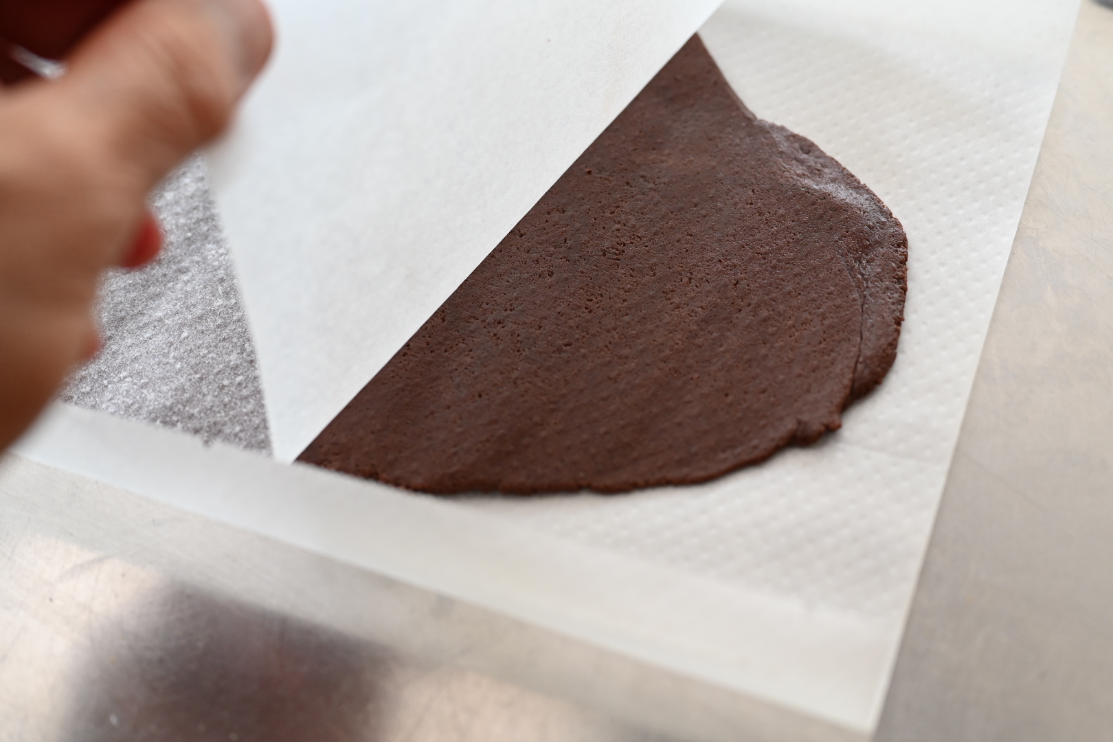 Schritt 1: Den Teig zwischen zwei Backpapieren 5 mm dick ausrollen und 20 Minuten backen