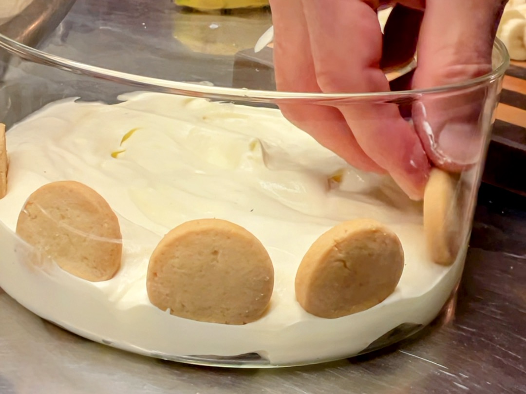 Schritt 2: Schichten des Bananen-Pudding-Desserts 