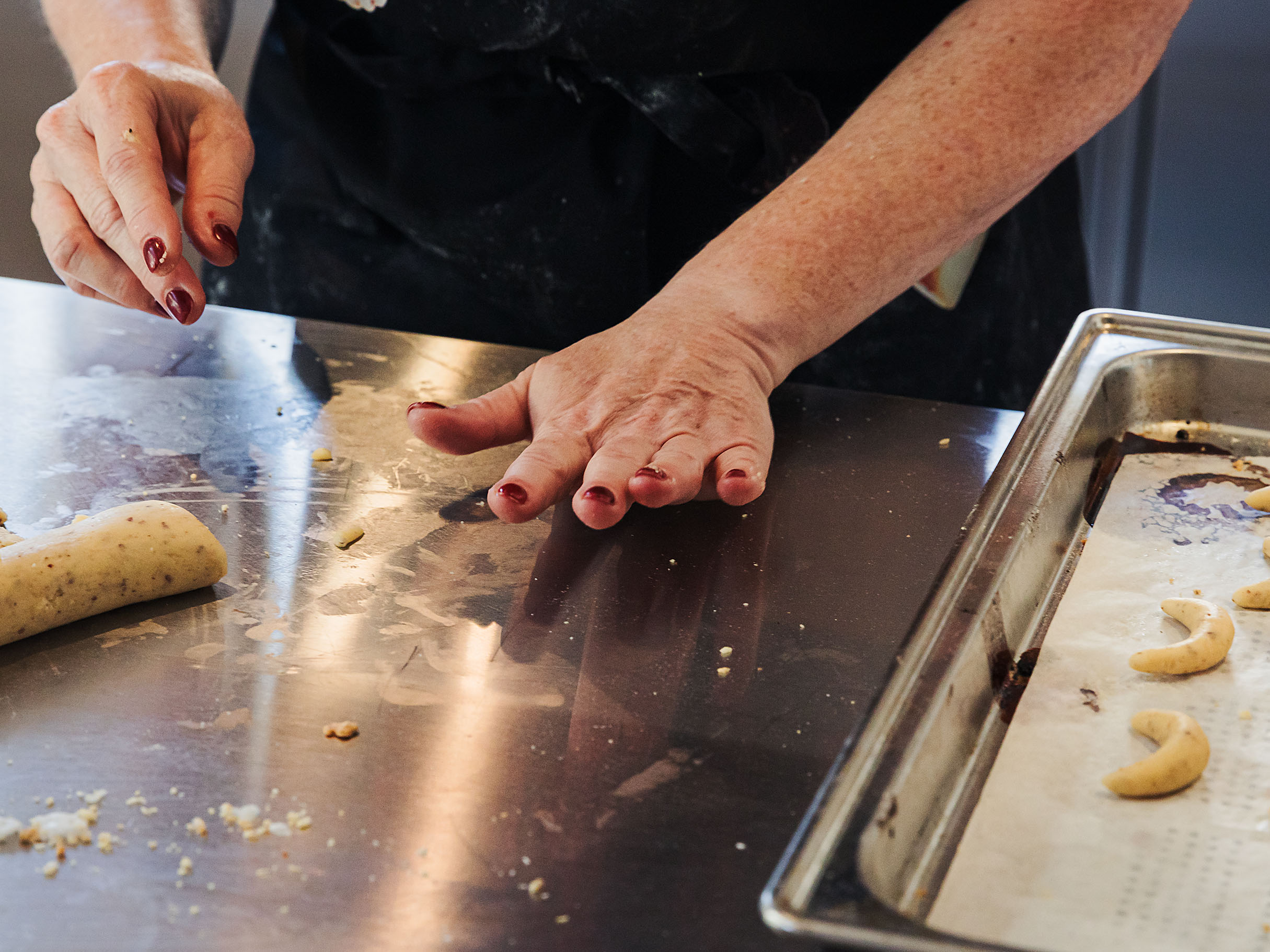Schritt 2: Die Teigstücke zu Halbmonde formen