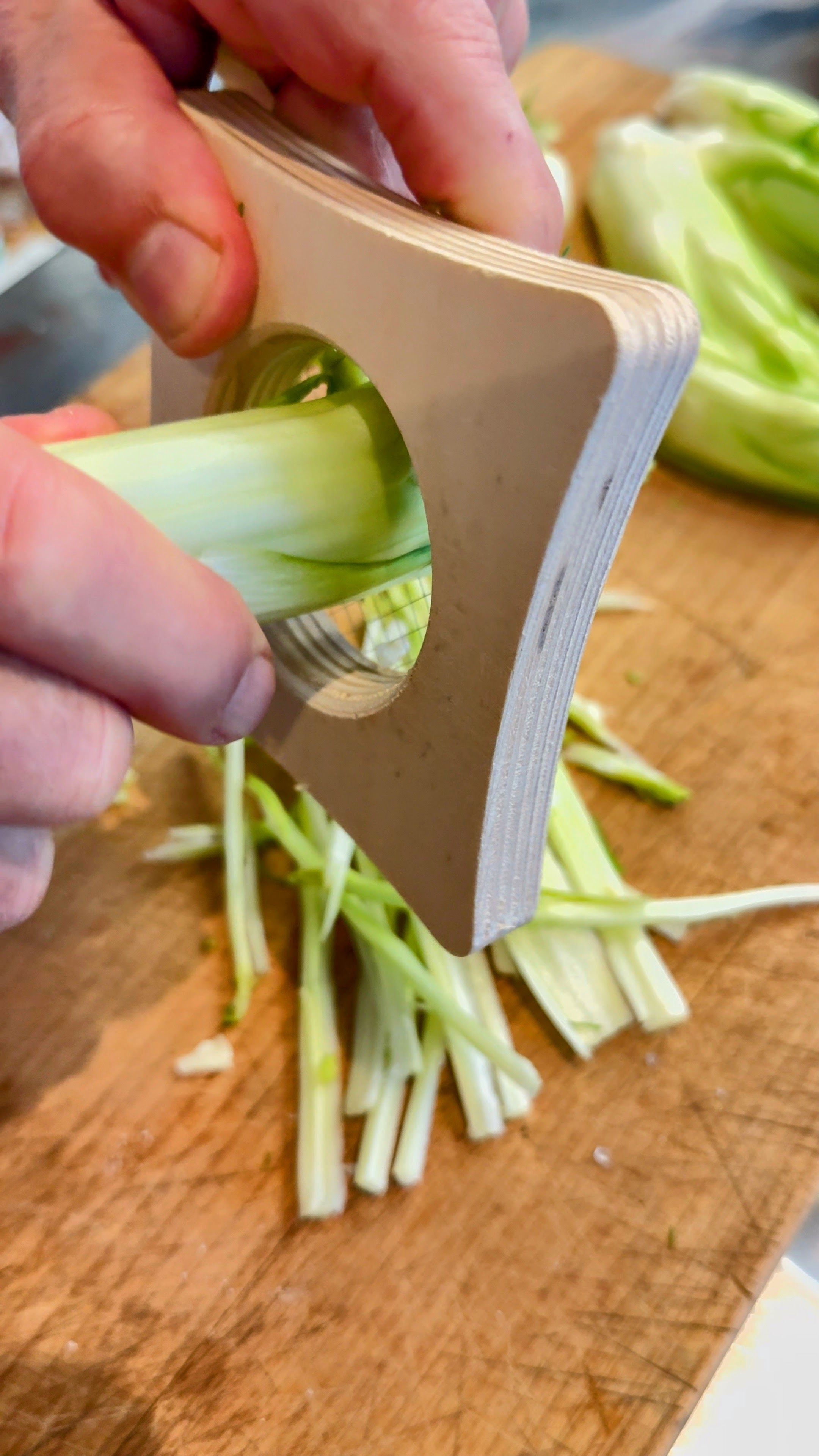 Schritt 1: Punterelle für Punterelle-Salat schneiden