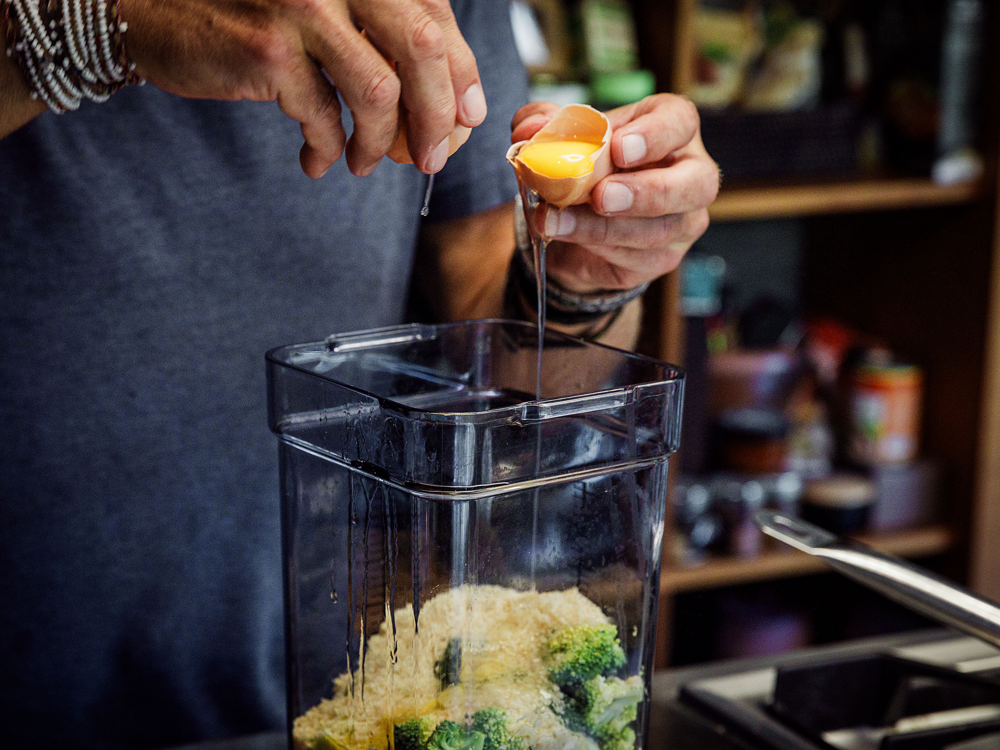 Schritt 1: Teig für Kürbistarte mit Broccoliteig, Ziegenkäse und Salbei zubereiten