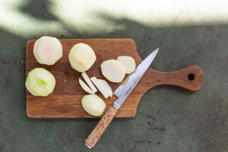Schritt 1: Kohlrabi für Kohlrabi-Parmesan-Pommes vorbereiten 