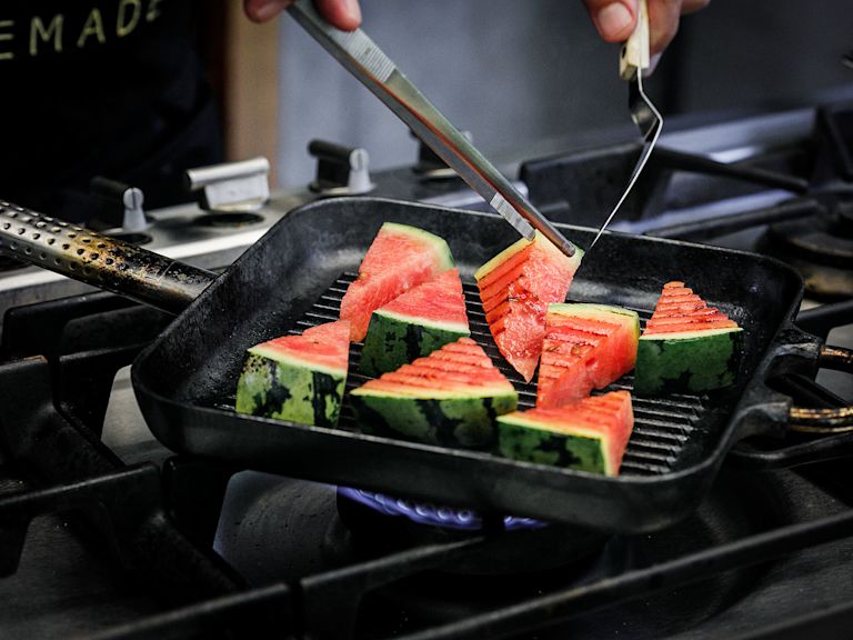 Schritt 4: Huhn und Melonen für Wassermelonen Salat mit glasiertem Huhn grillieren. Schritt 4: Huhn und Melonen für Wassermelonen Salat mit glasiertem Huhn grillieren.