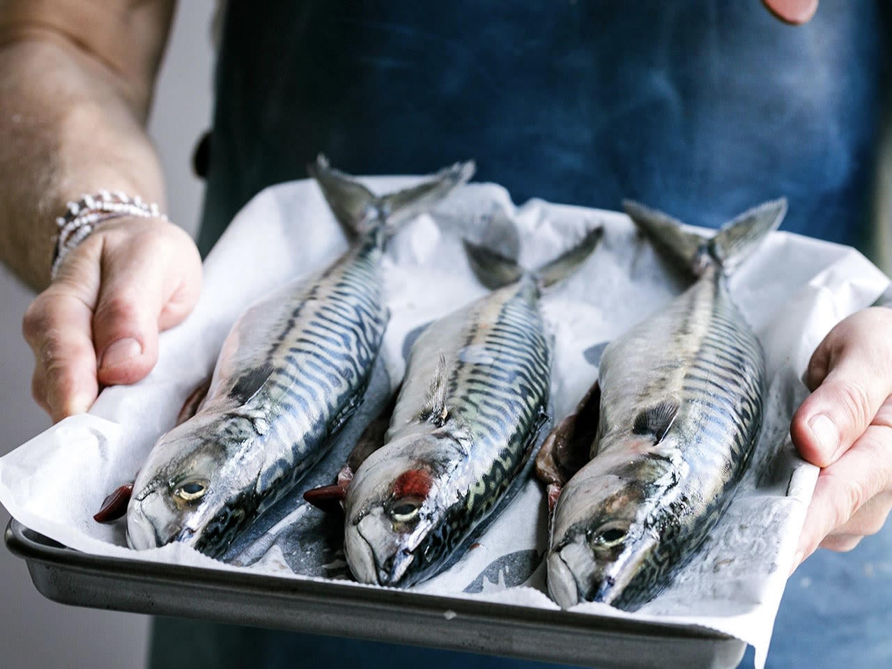 Schritt 1: Die Makrelen waschen und trocken tupfen