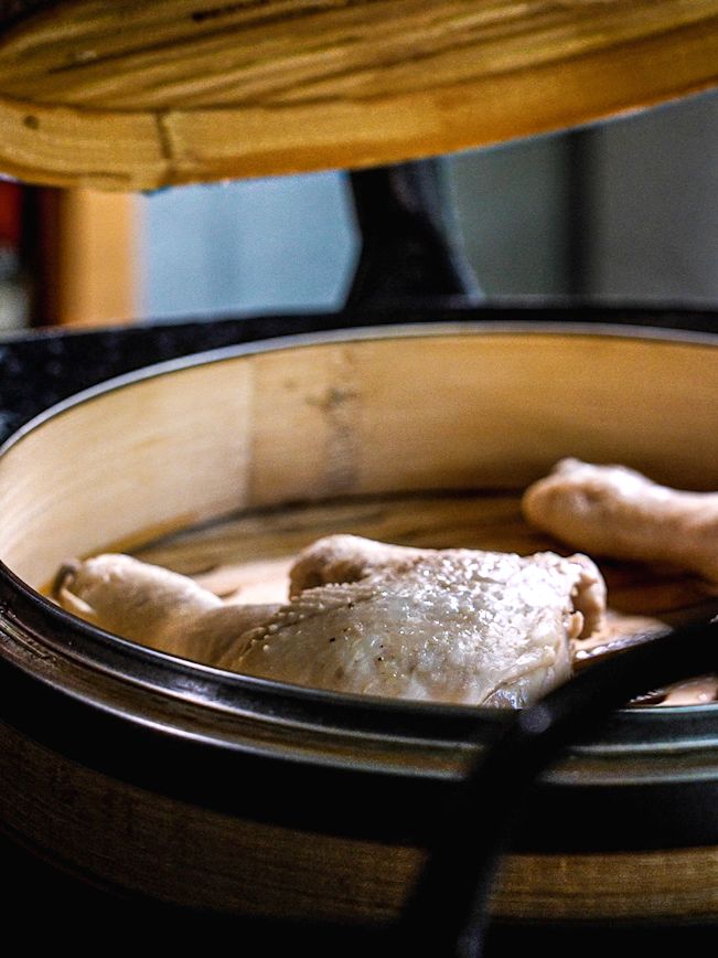 How To: So wird ein Geflügel richtig gegart. How To: So wird ein Geflügel richtig gegart.