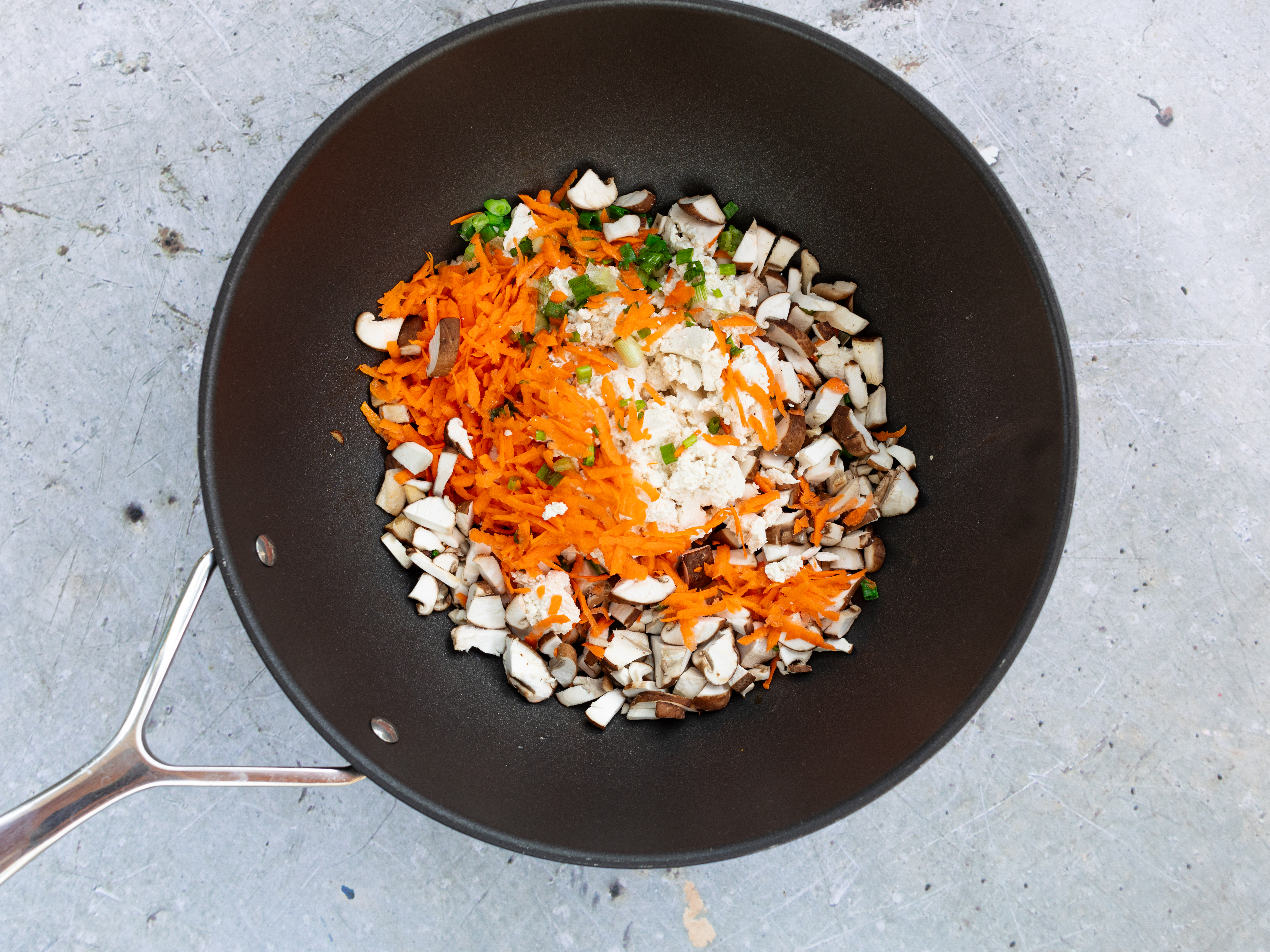 Schritt 3:  Zutaten für Reispapier-Dumplings anbraten 