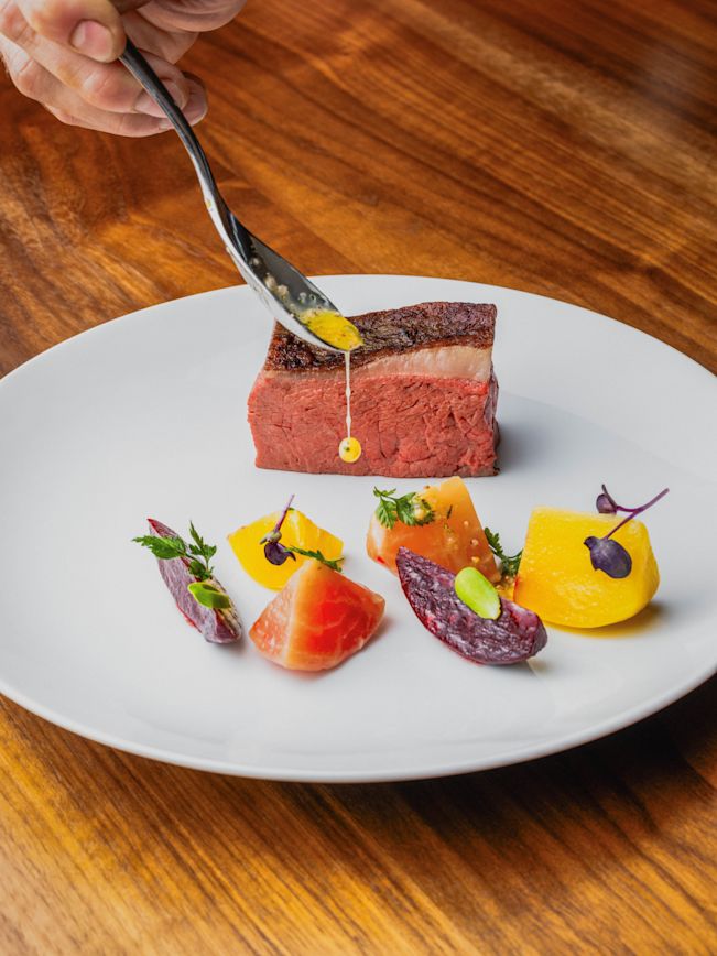 Tafelspitz «sous vide» an bunten Meerrettich-Beeten mit Senf-Vinaigrette Rezept Tafelspitz «sous vide» an bunten Meerrettich-Beeten mit Senf-Vinaigrette Rezept