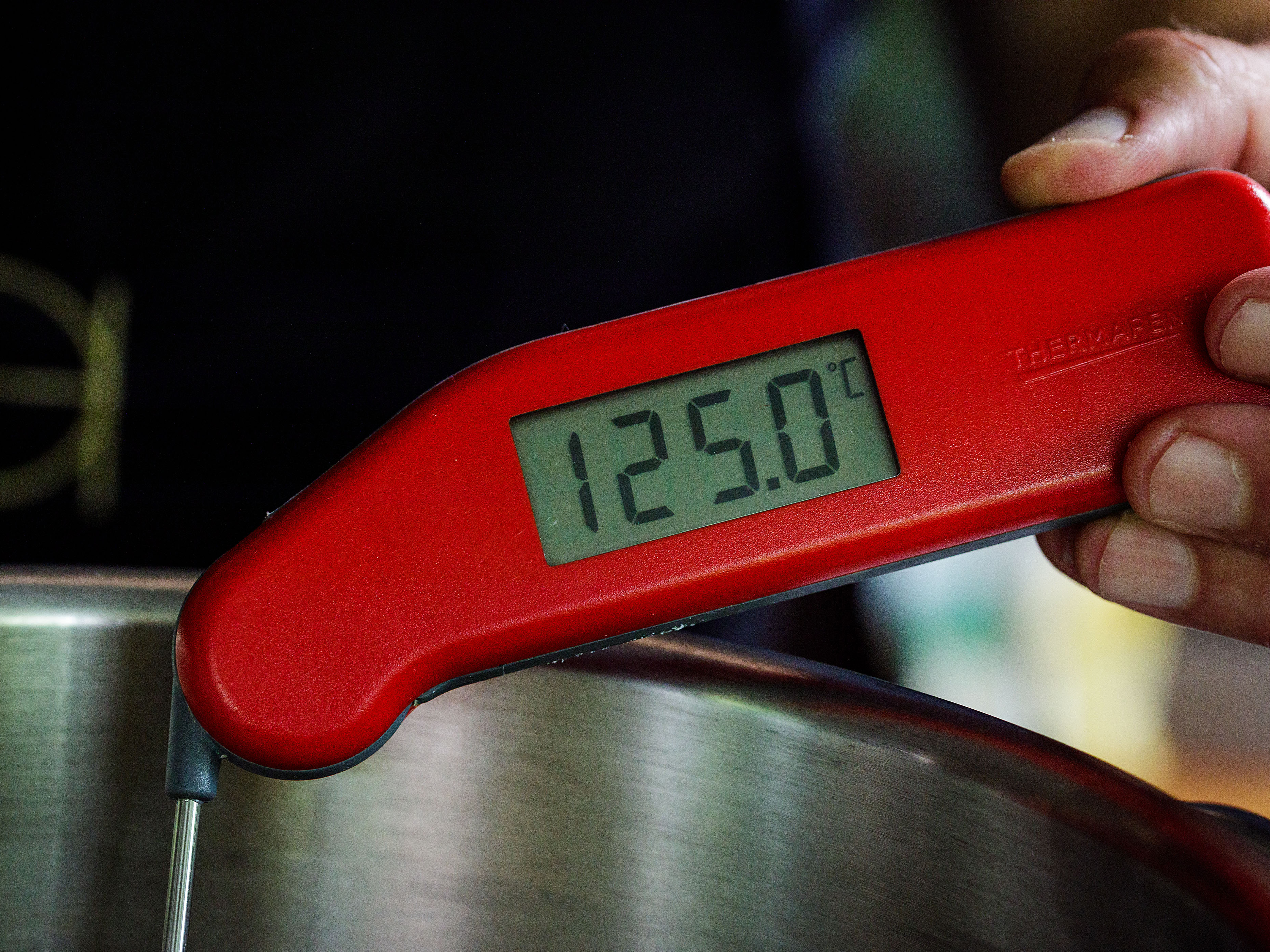 Schritt 3: Die 500 ml Olivenöl in einer grossen Pfanne mit hohem Rand auf 135° C erhitzen