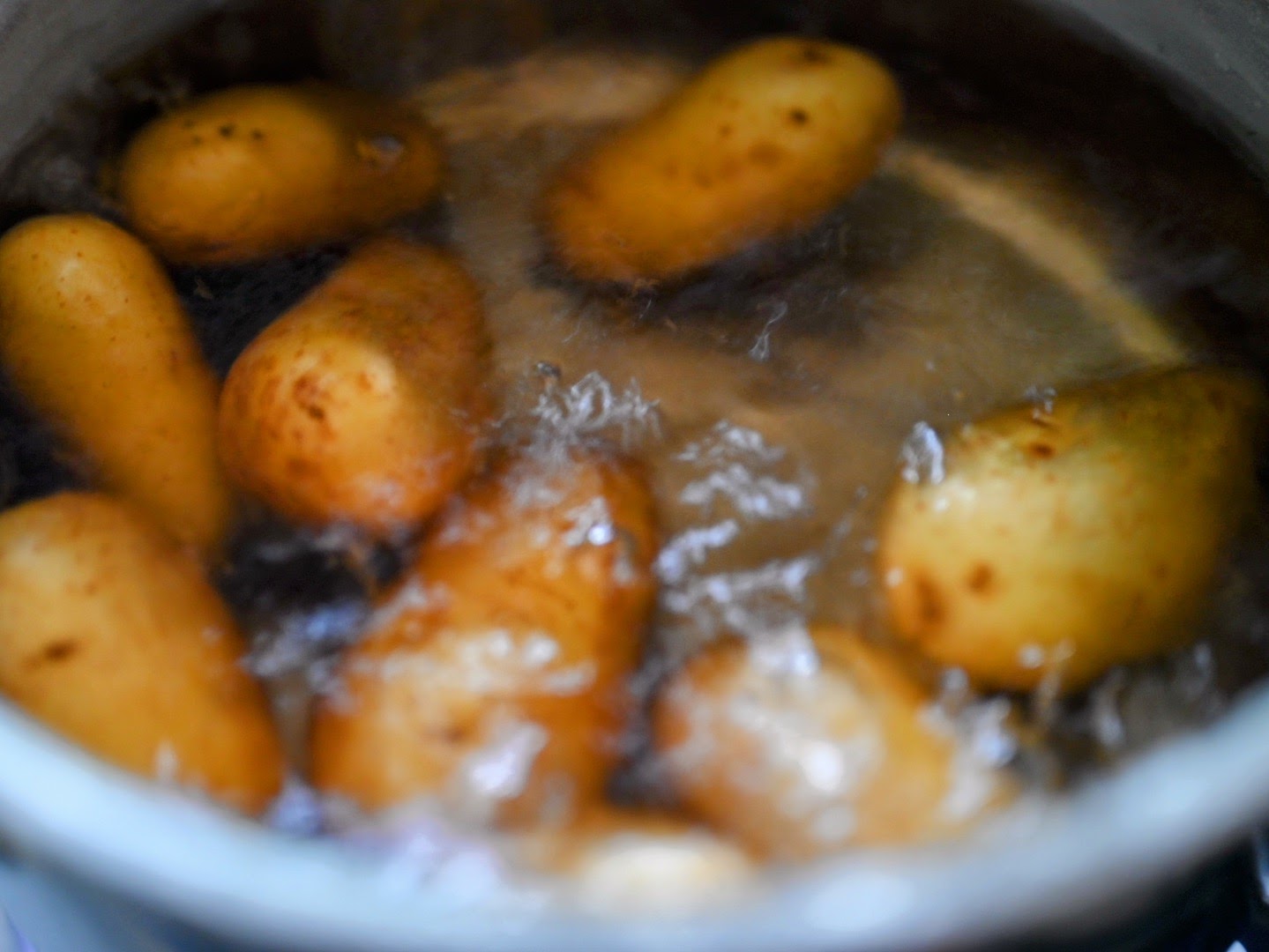 Schritt 1: Zwiebel- und Kartoffelzubereitung für Klassischen Kartoffelsalat 