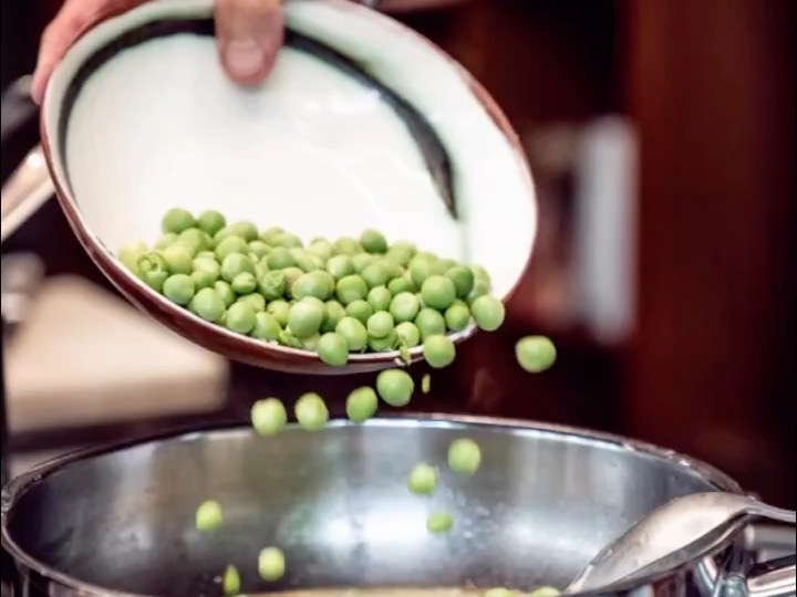 Schritt 1: Erbsen für Erbsenrisotto mit Burrata vorbereiten 