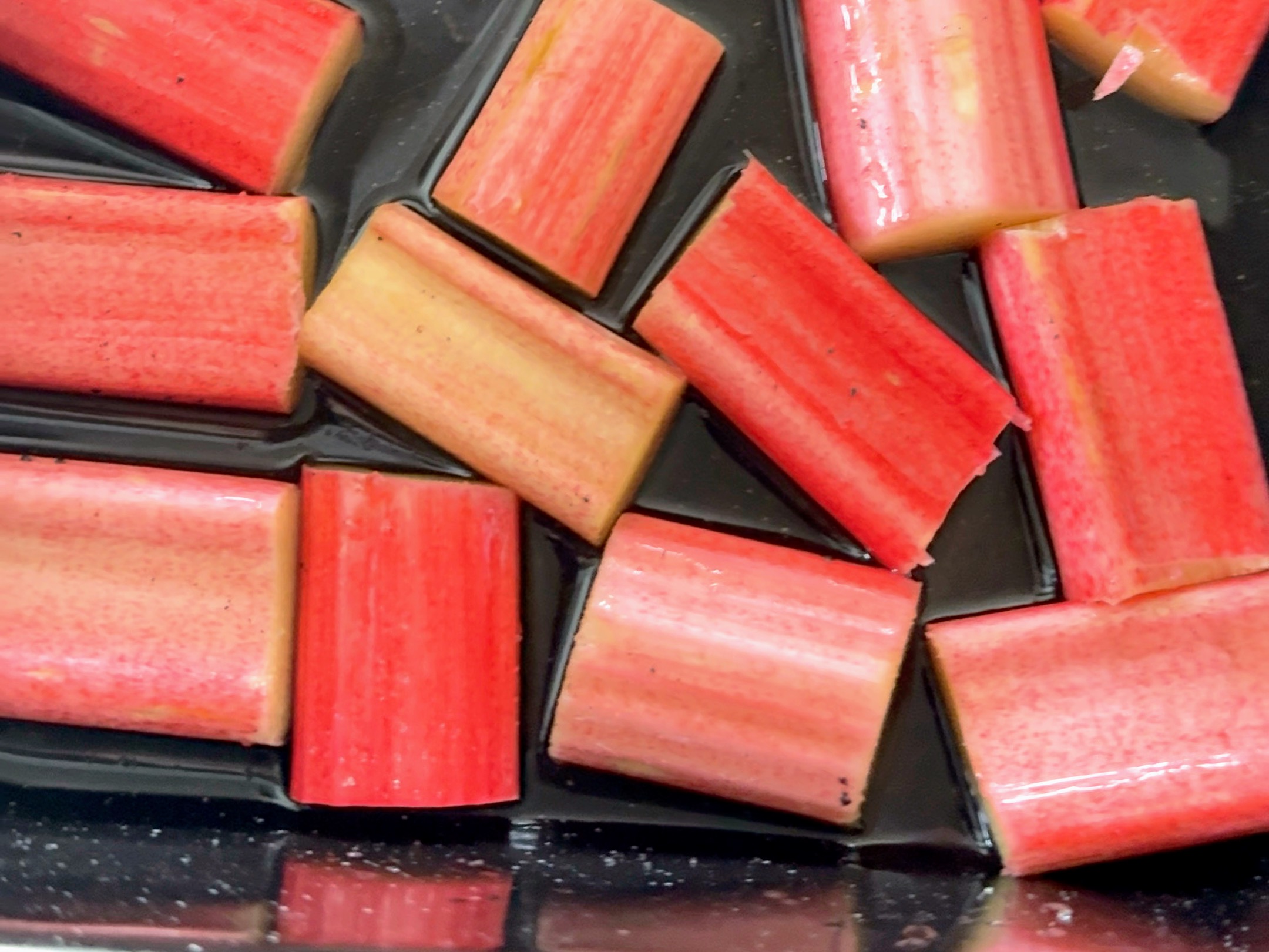 Schritt 2: Rhabarber für Gerösteter Rhabarber mit Joghurt Crème (Labneh) rösten 