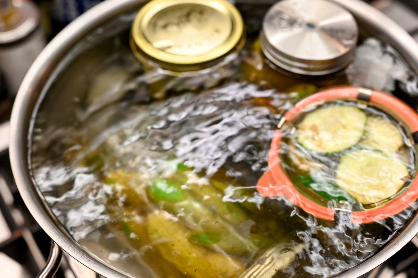 Schritt 3: Die Gläser gut verschliessen und im Wasserbad, entweder im Backofen oder in einem grossen Topf bei 90 Grad Wassertemperatur gut 30 Minuten einkochen lassen