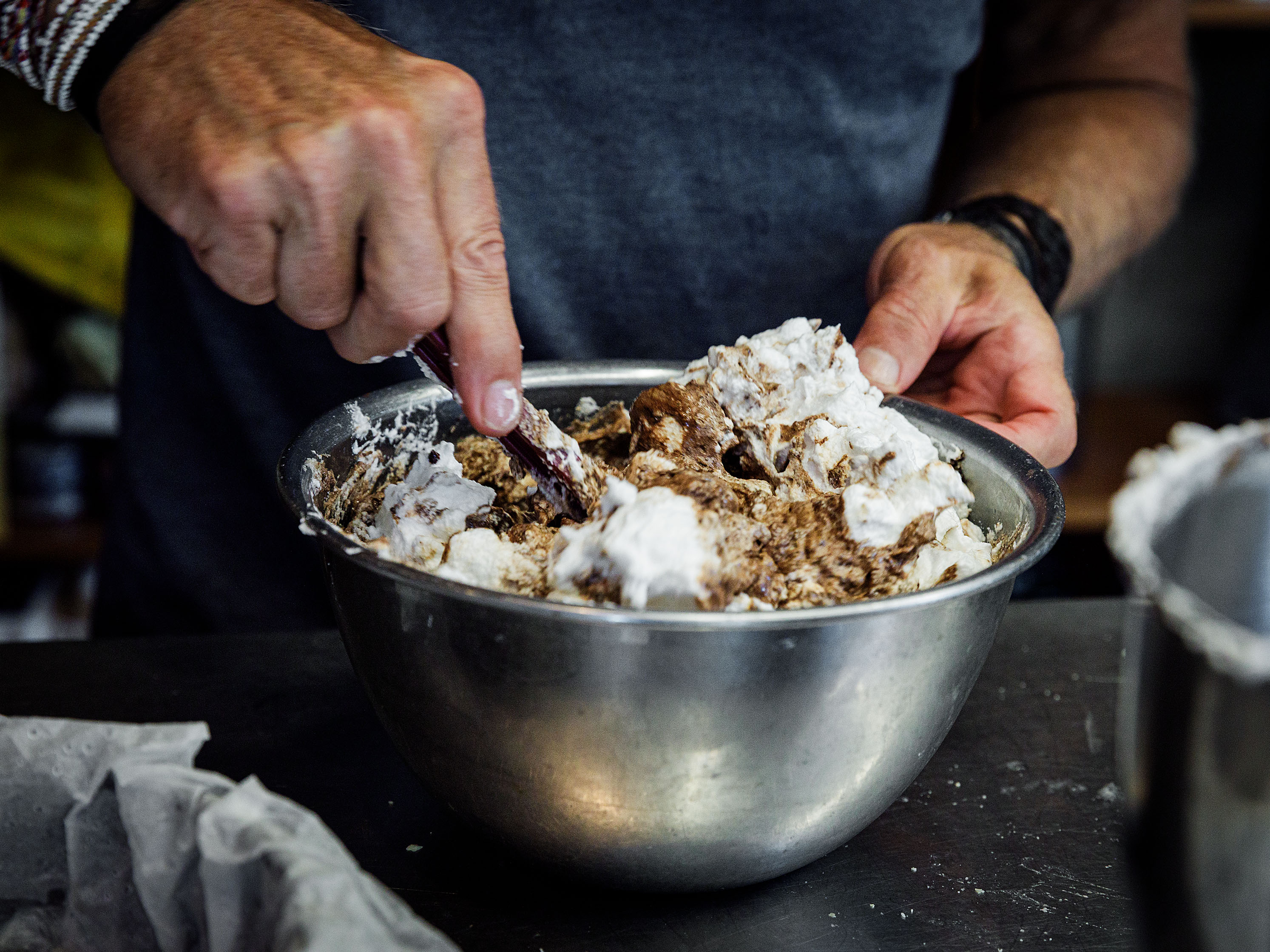 Schritt 3: Füllung für Glutenfreien Schoko-Haselnuss-Buttermilch-Kuchen zubereiten und Schokoladenkuchen backen
