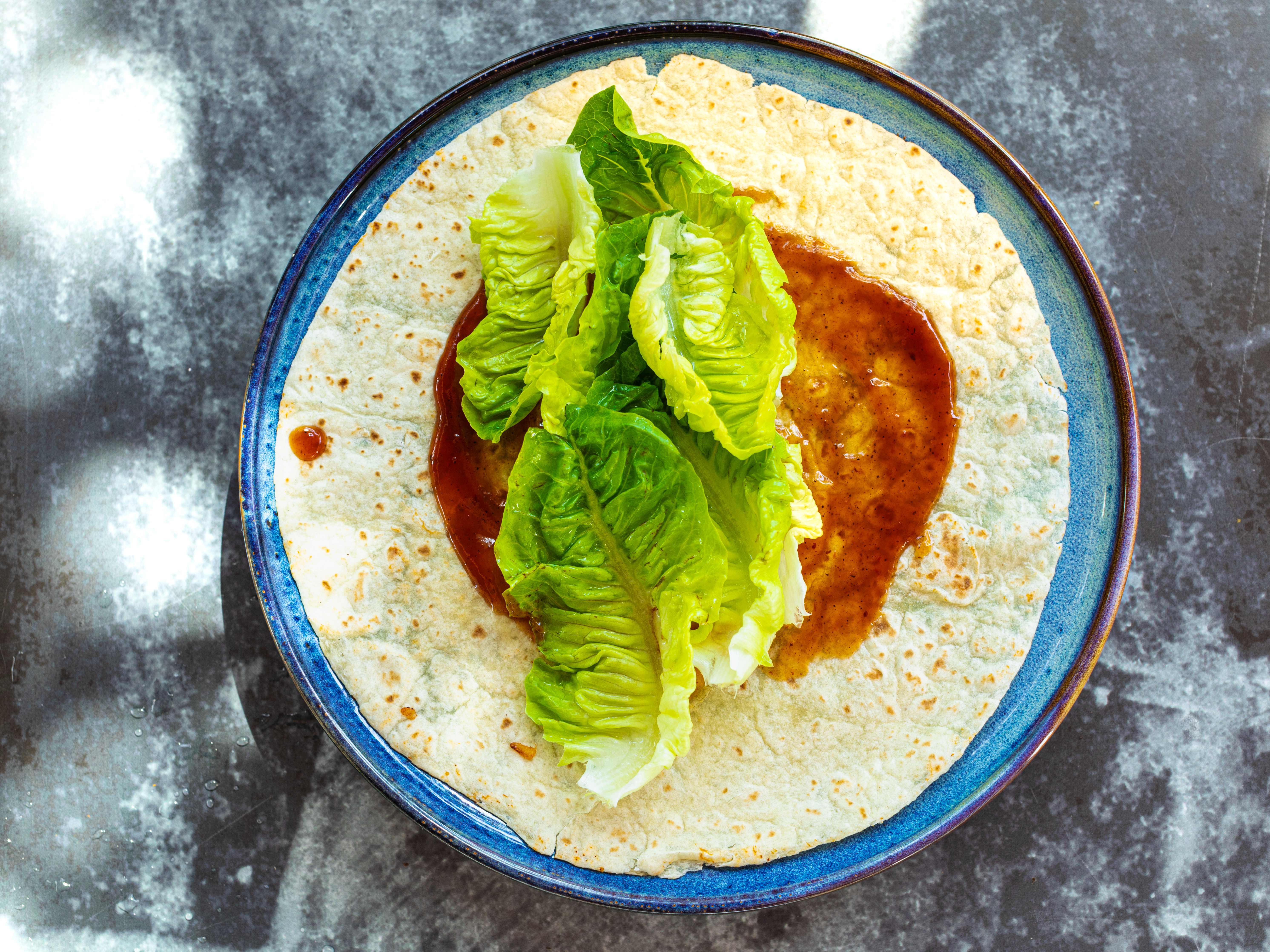Schritt 4:  Gemischten Blattsalat Gurkenstreifen, Tomaten und Avocado-Scheiben hinzufügen