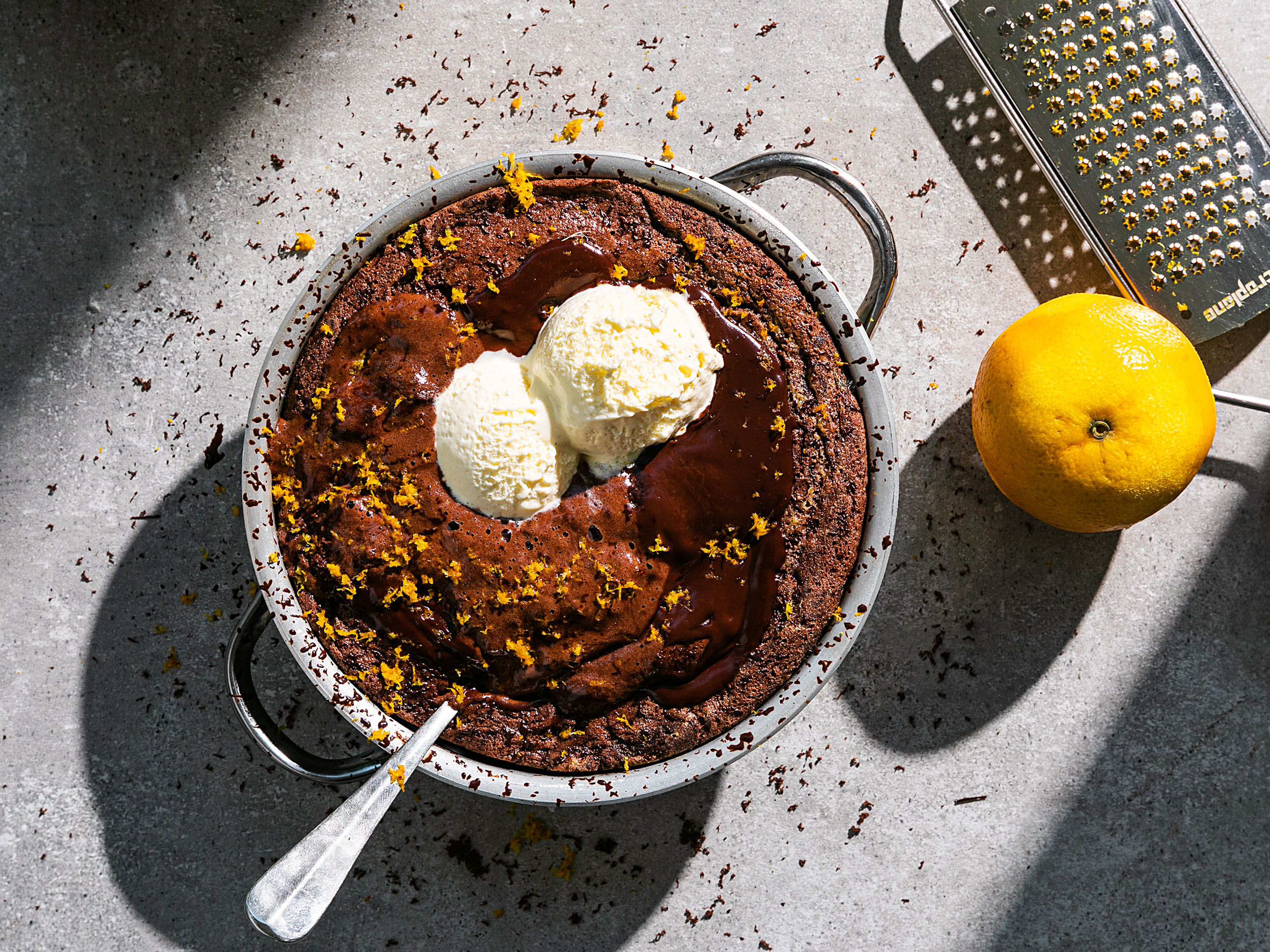 Schritt 3: Über den Pudding etwas Orangenschale reiben und noch heiss mit Vanilleglace und fein geriebener Schokolade servieren