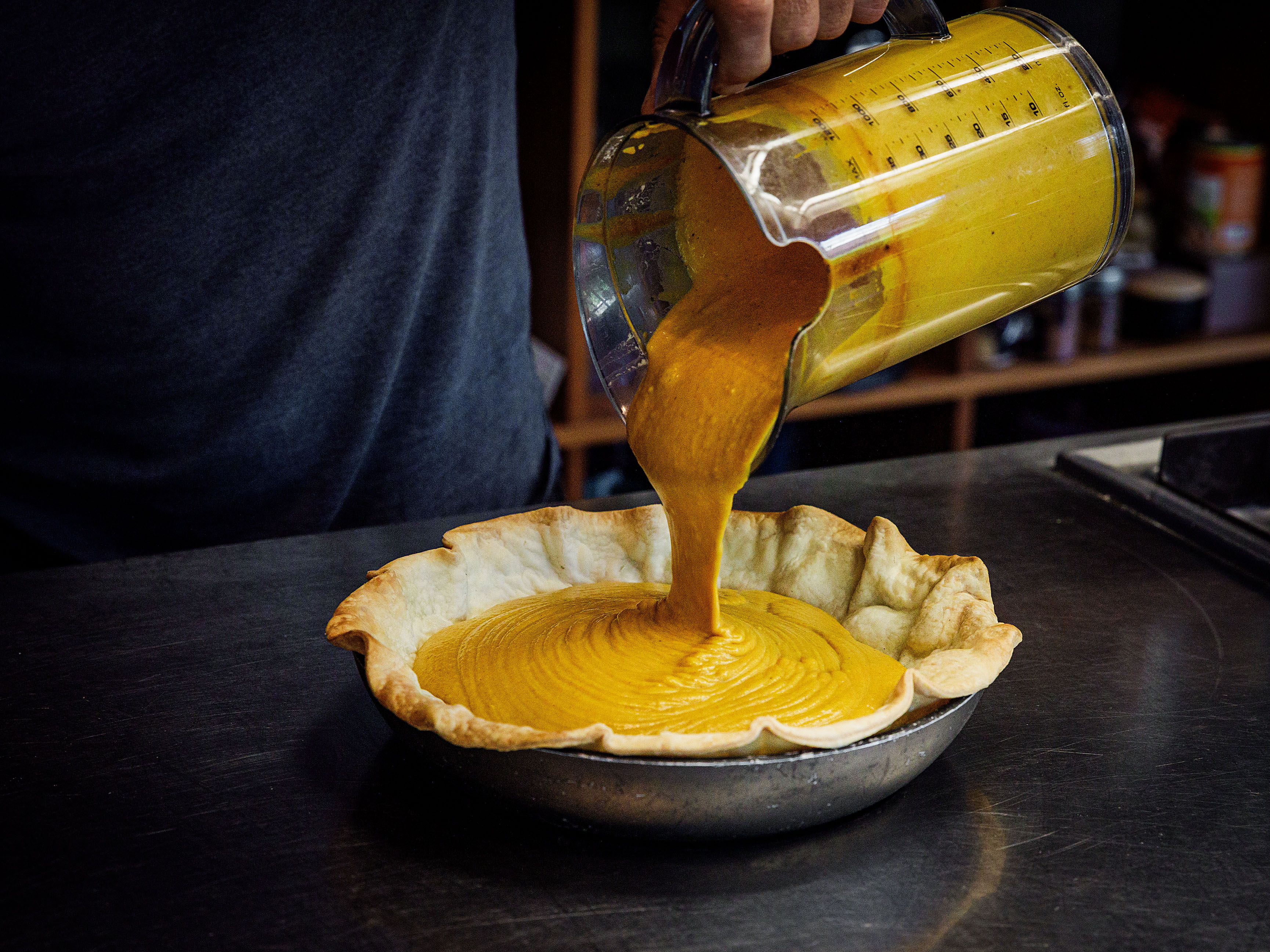 Schritt 4: Die Kürbismasse in die gekühlte Kuchenform füllen