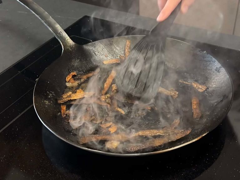 Step 3: Kartoffelschalen stark anbraten Step 3: Kartoffelschalen stark anbraten