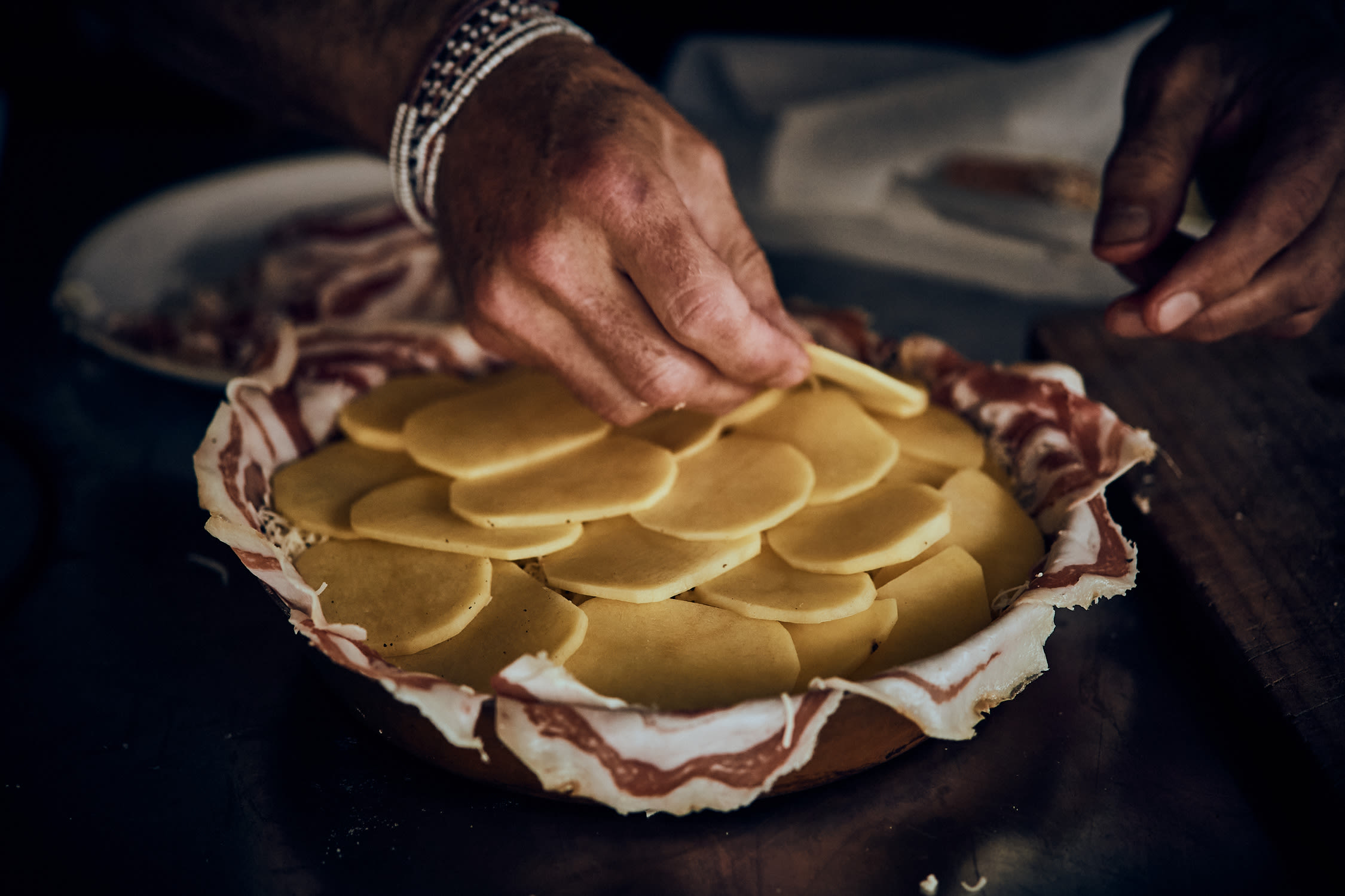 Schritt 1: Kartoffeln schneiden und Tarte einschichten