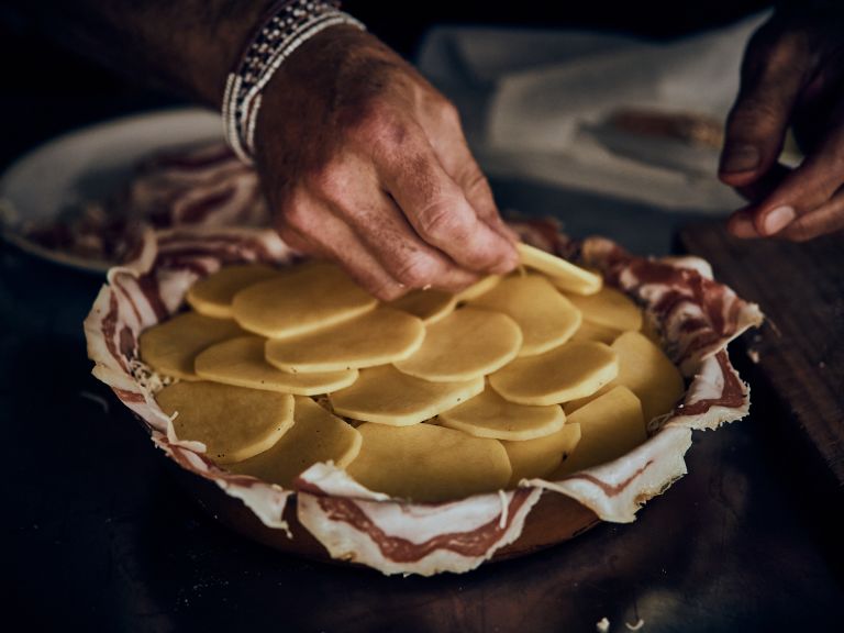 Schritt 1: Kartoffeln schneiden und Tarte einschichten