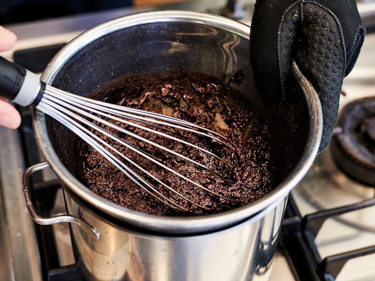 Schritt 2: Schokolade schmelzen für Bittersüsse Schokoladenmousse mit Fleur de sel Schritt 2: Schokolade schmelzen für Bittersüsse Schokoladenmousse mit Fleur de sel