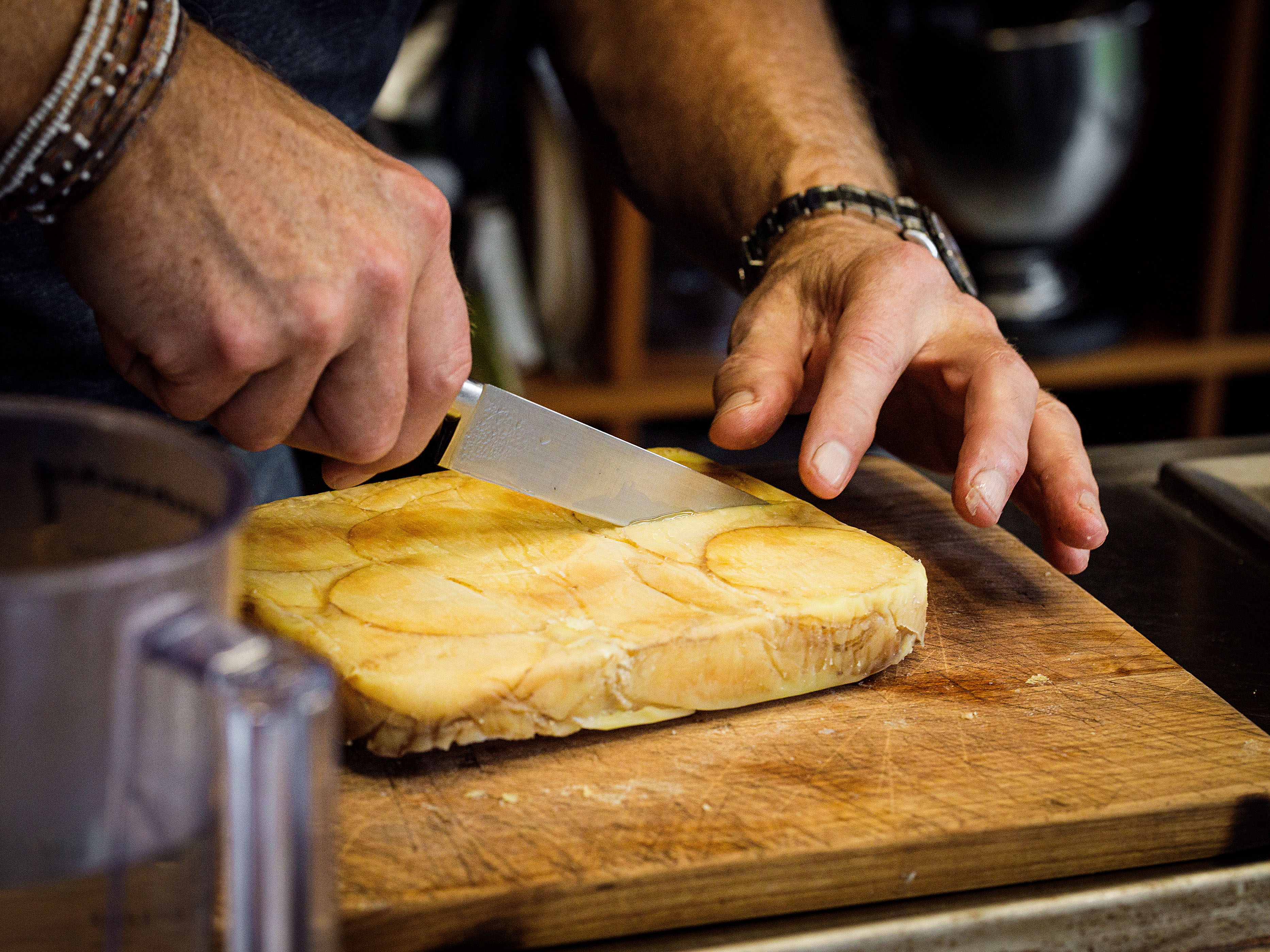 Schritt 3: Am nächsten Tag aus der Form stürzen und mit einem scharfen Messer Rechtecke schneiden