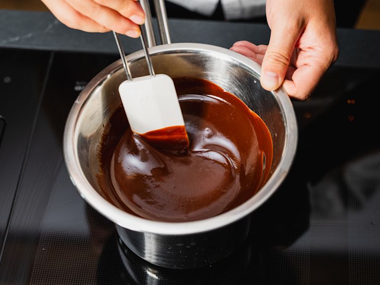 Schritt 2: Butter und Schokolade schmelzen Schritt 2: Butter und Schokolade schmelzen