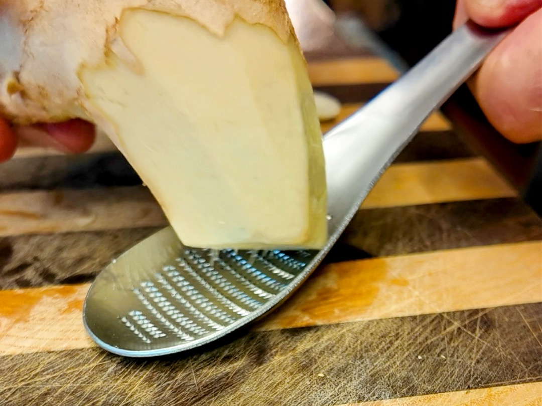 Schritt 2:Sauce  für Röst-Spitzkohl mit Chili Crisp-Ginger-Tomaten Salsa zubereiten und Kohl servieren