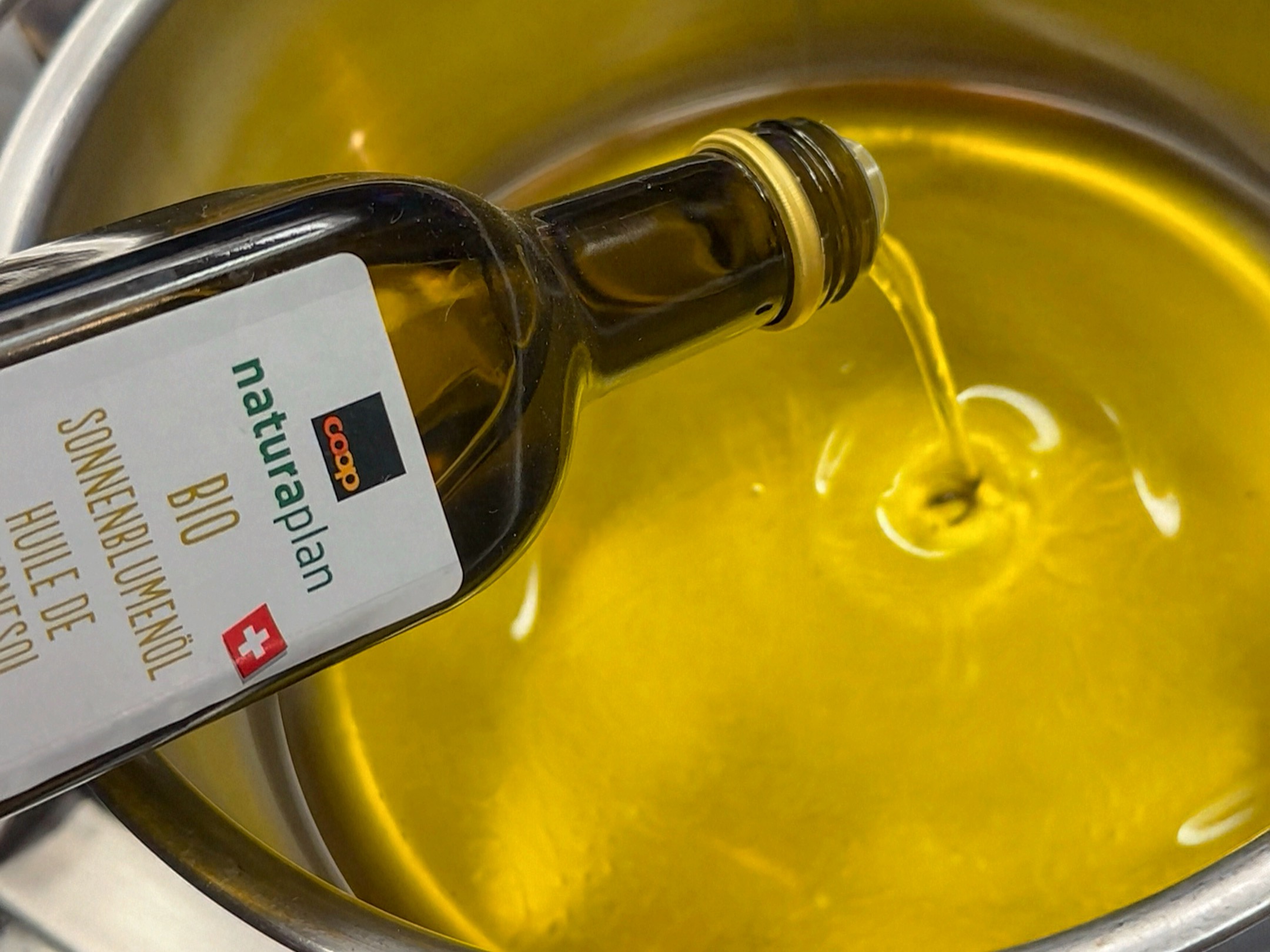 Schritt 2: Öl in einer Pfanne auf höchstens 170 °C erhitzen