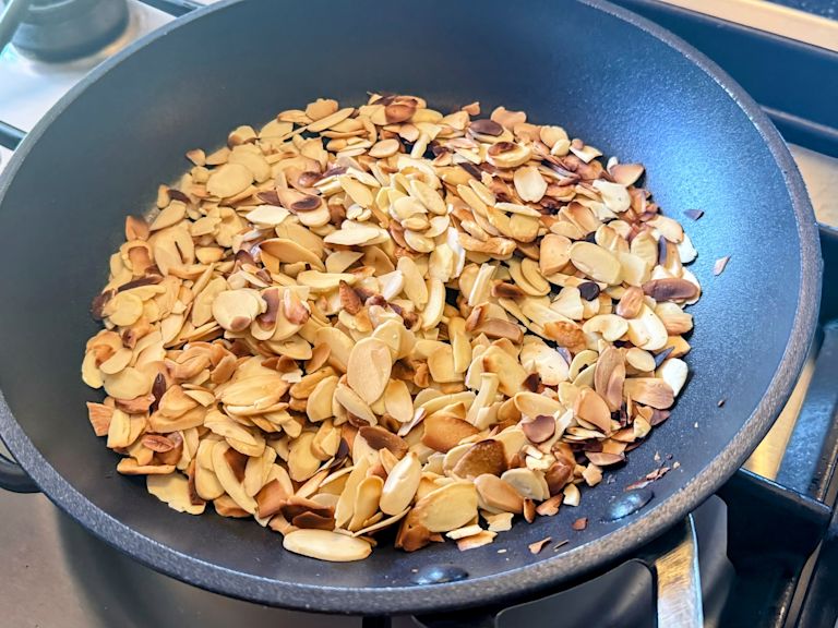 Schritt 2: Mandel-Amelette-Mischung für Torta di Riso vorbereiten Schritt 2: Mandel-Amelette-Mischung für Torta di Riso vorbereiten