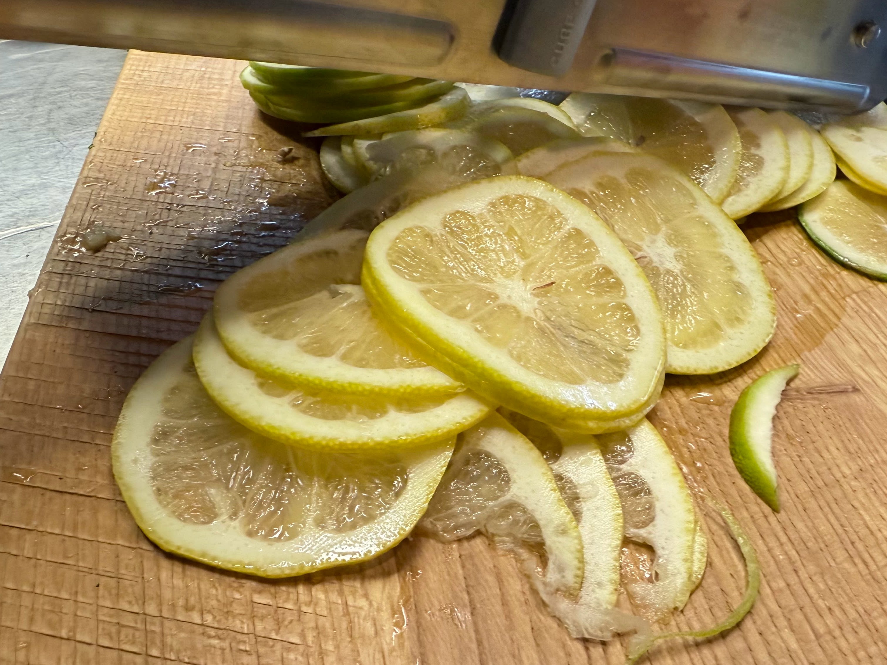 Schritt 1: Zitrusfrüchte für Grapefruit Carpaccio mit spicy Zitrus-Dressing vorbereiten und aromatisch schmoren  