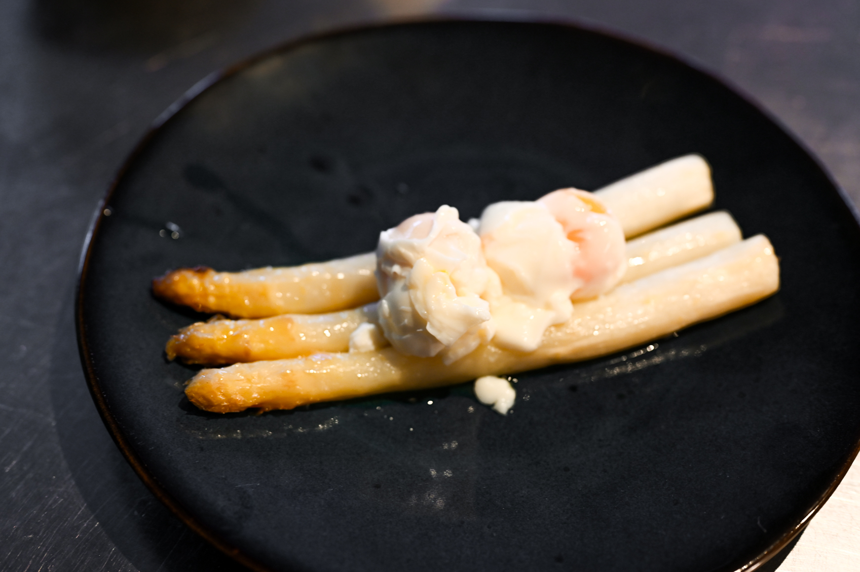 Schritt 4: Nach Belieben die Onsen-Eier auf dem Spargel anrichten