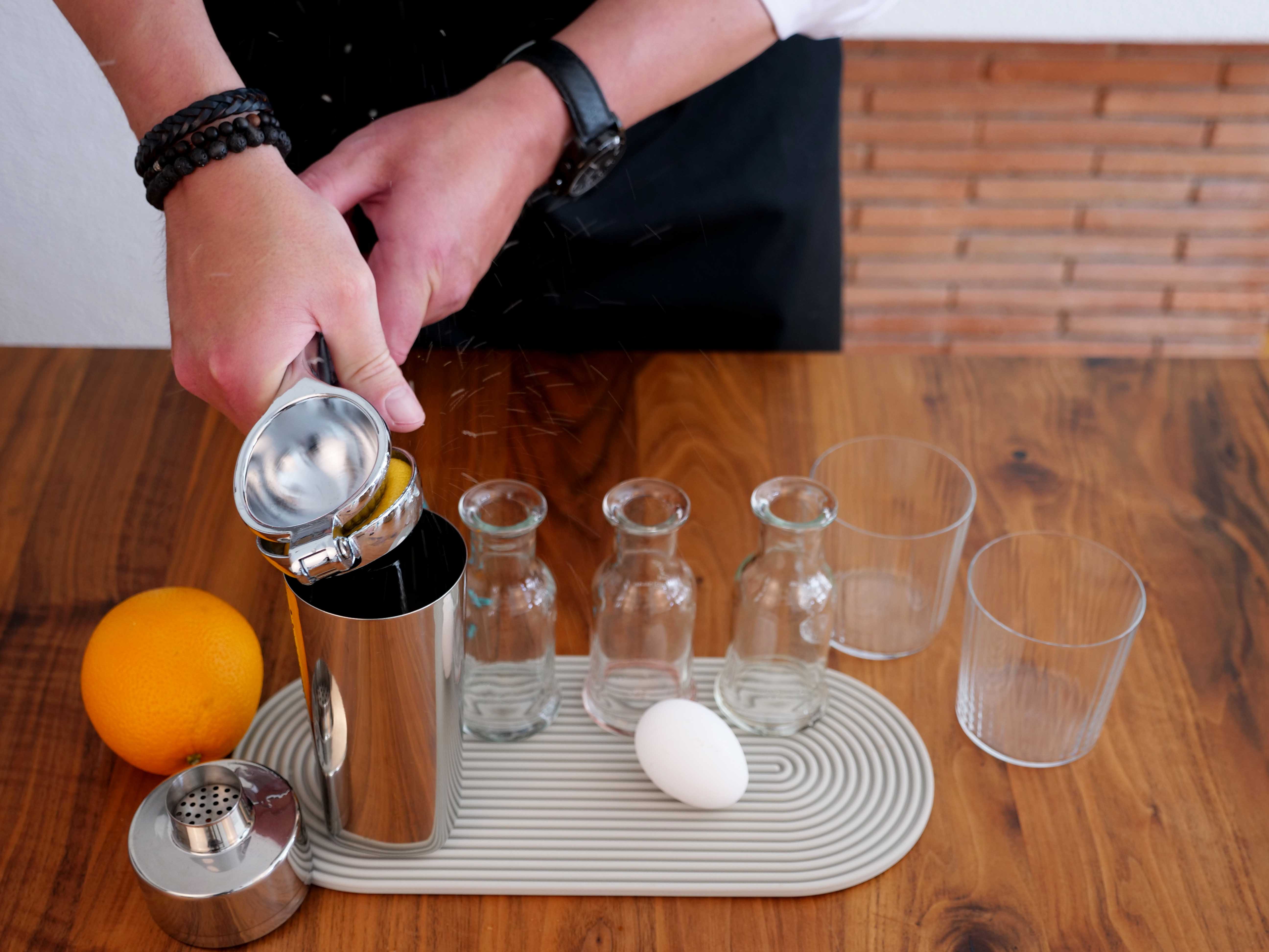 2. Zitrone auspressen