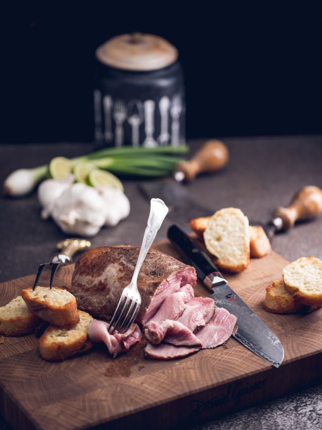 Schweinshohrücken niedergegart mit Knoblibrot Rezept1