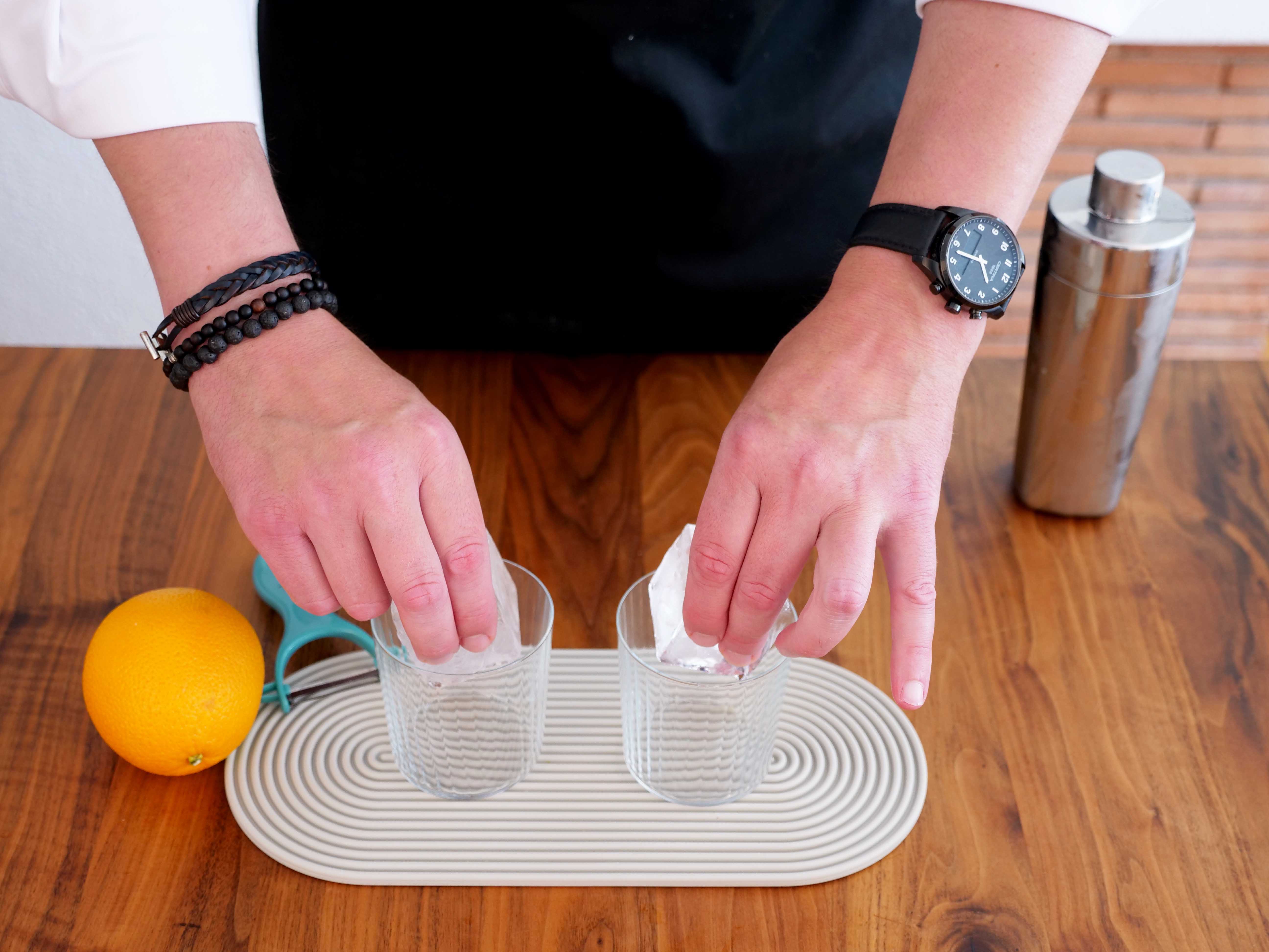 5. Cocktail auf Eis abseihen