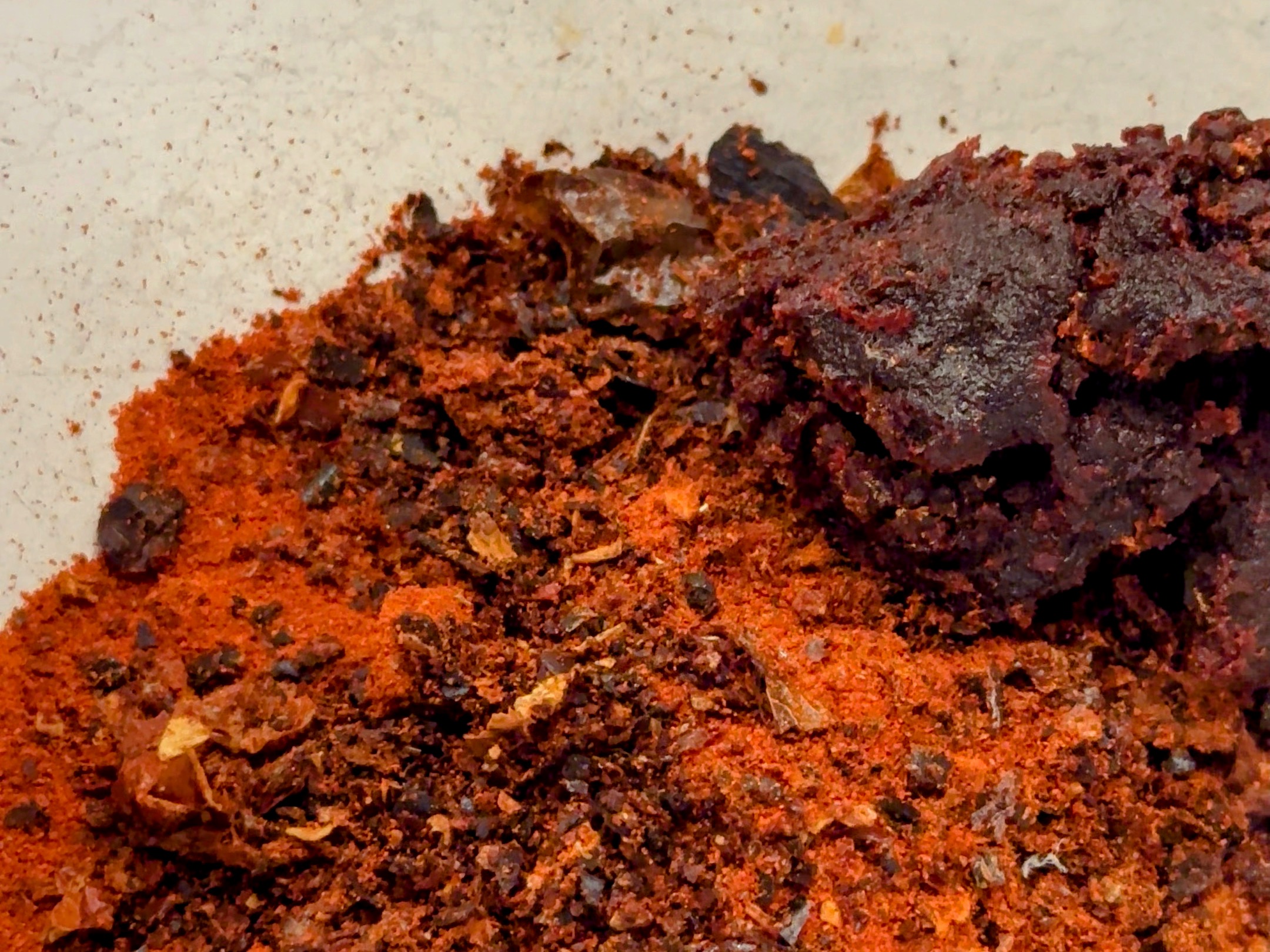 Schritt 1: Die Chilis mahlen, mit den anderen trockenen Gewürzzutaten mischen und das Sesamöl hinzufügen